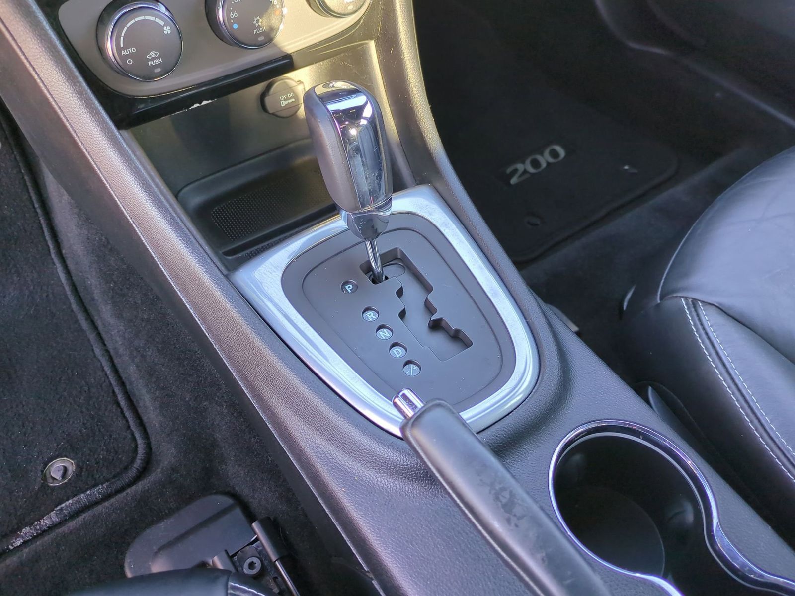 Thumbnail: 2013 Chrysler 200 - 32