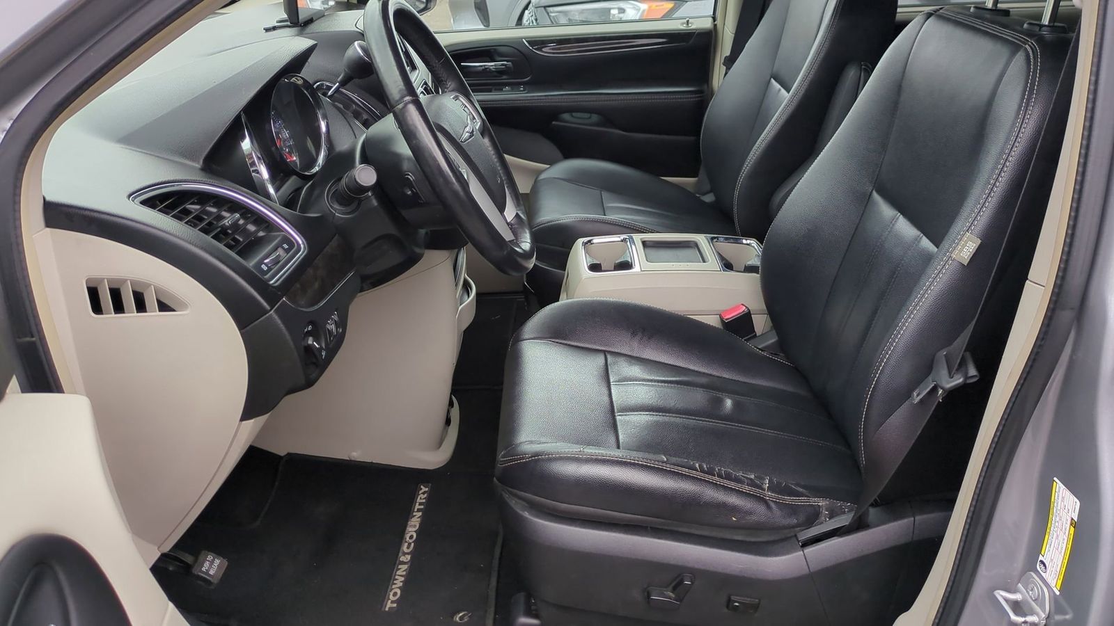 Thumbnail: 2014 Chrysler Town & Country - 18