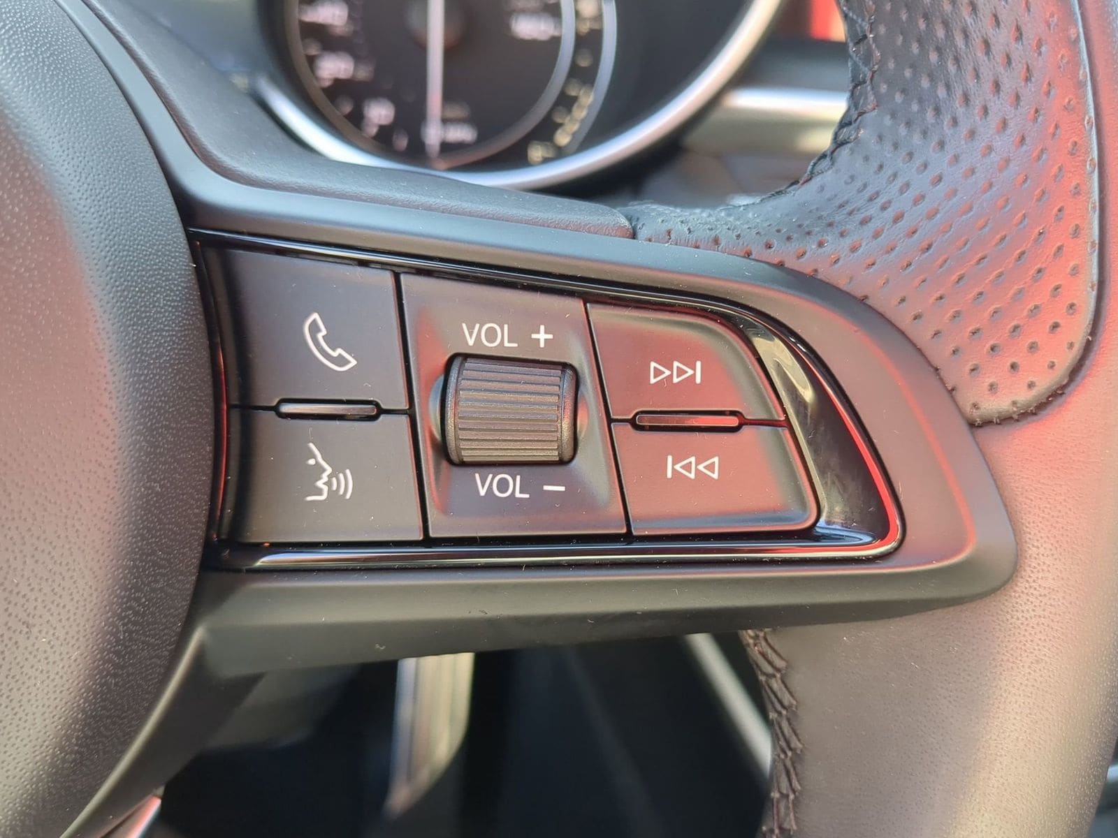 Thumbnail: 2023 Alfa Romeo Stelvio - 29