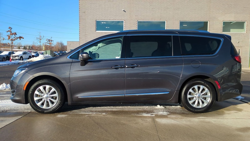 Used 2018 Chrysler Pacifica Touring L Plus Minivan/Van