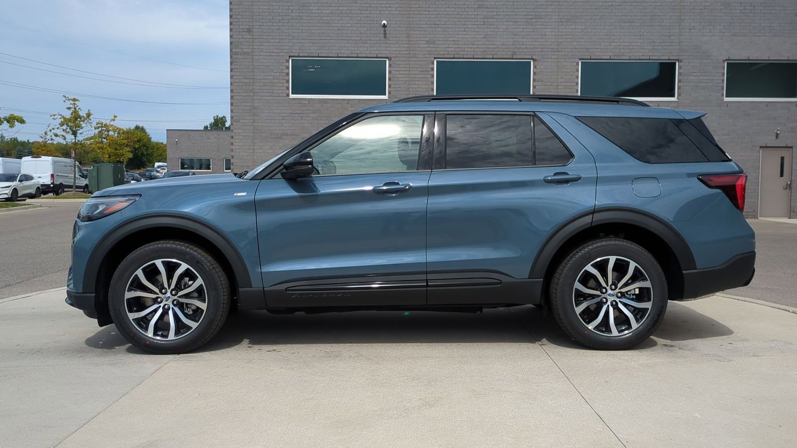 2025 Ford Explorer ST-Line photo 2