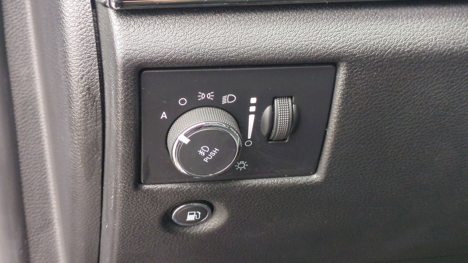 Thumbnail: 2020 Jeep Grand Cherokee - 18