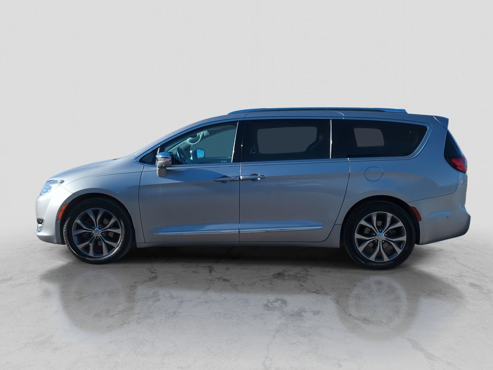 Thumbnail: 2017 Chrysler Pacifica - 3