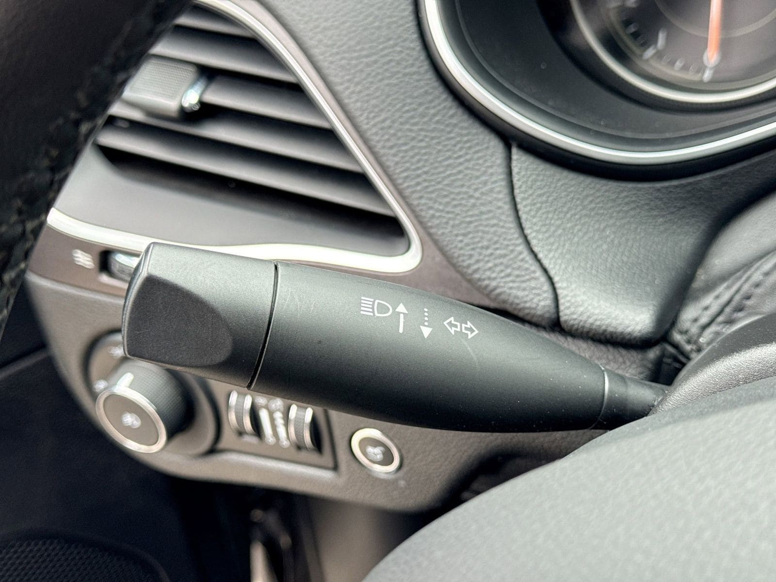 Thumbnail: 2022 Jeep Cherokee - 28