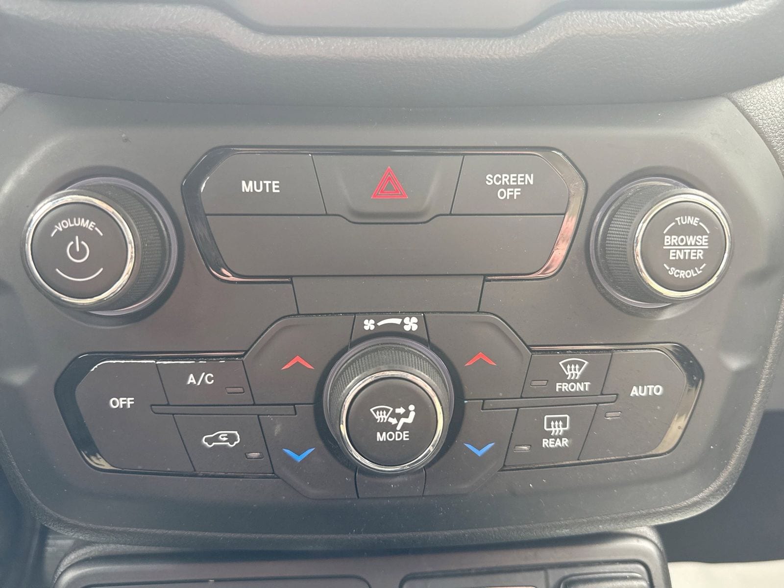 Thumbnail: 2018 Jeep Renegade - 31