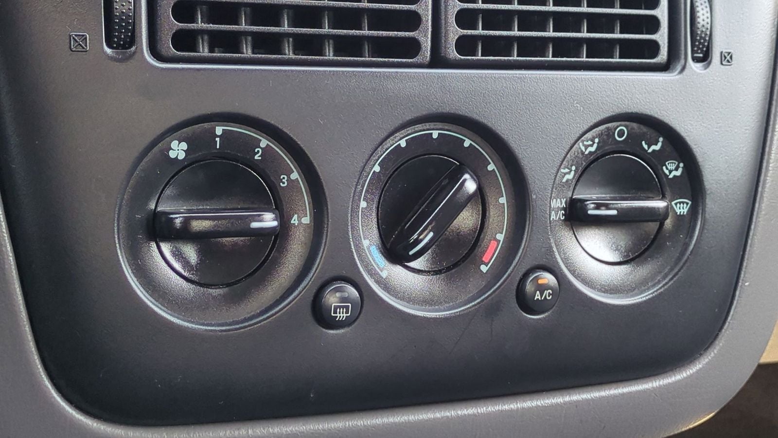 Thumbnail: 2004 Ford Explorer - 23