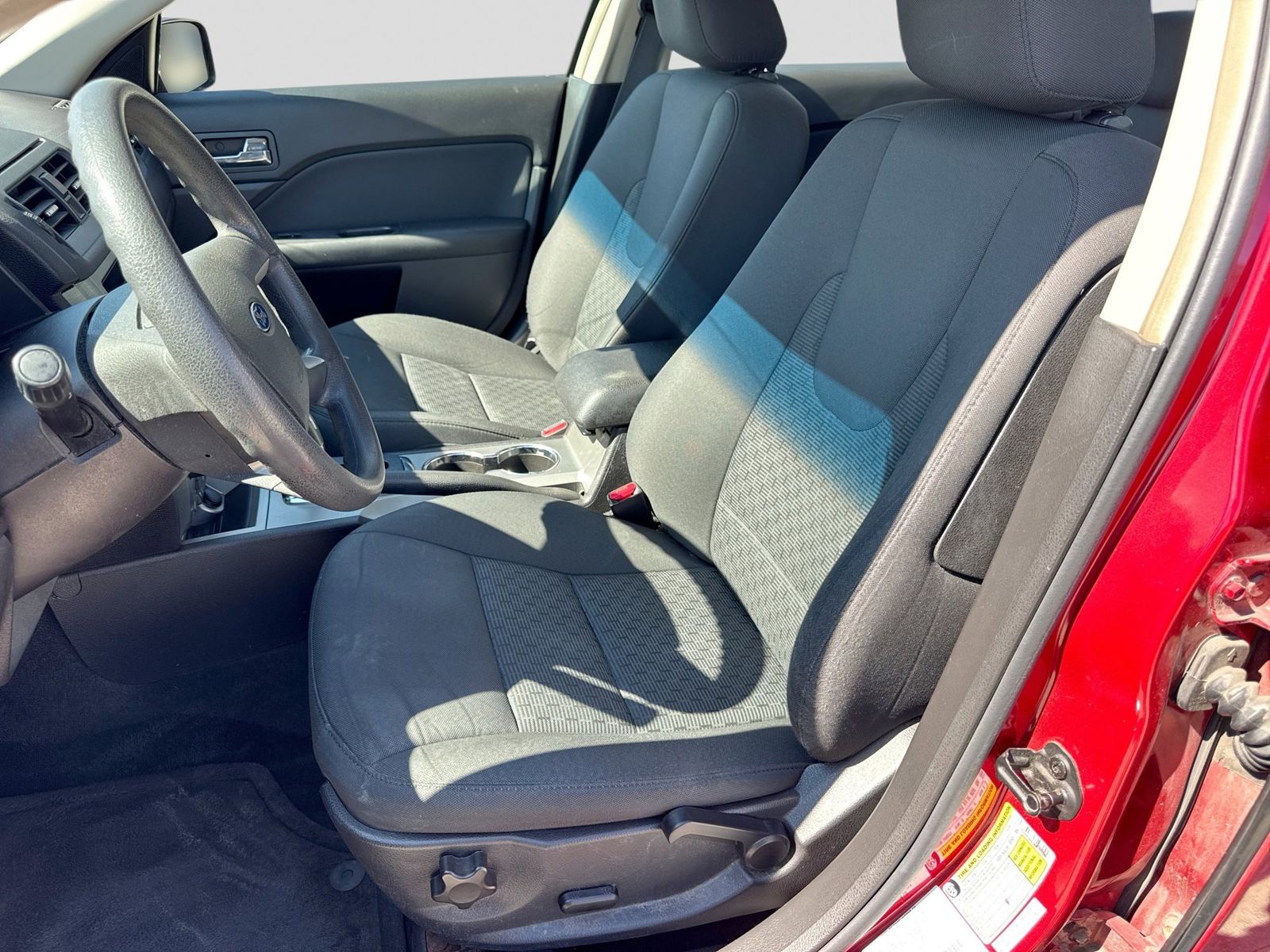 Thumbnail: 2010 Ford Fusion - 16