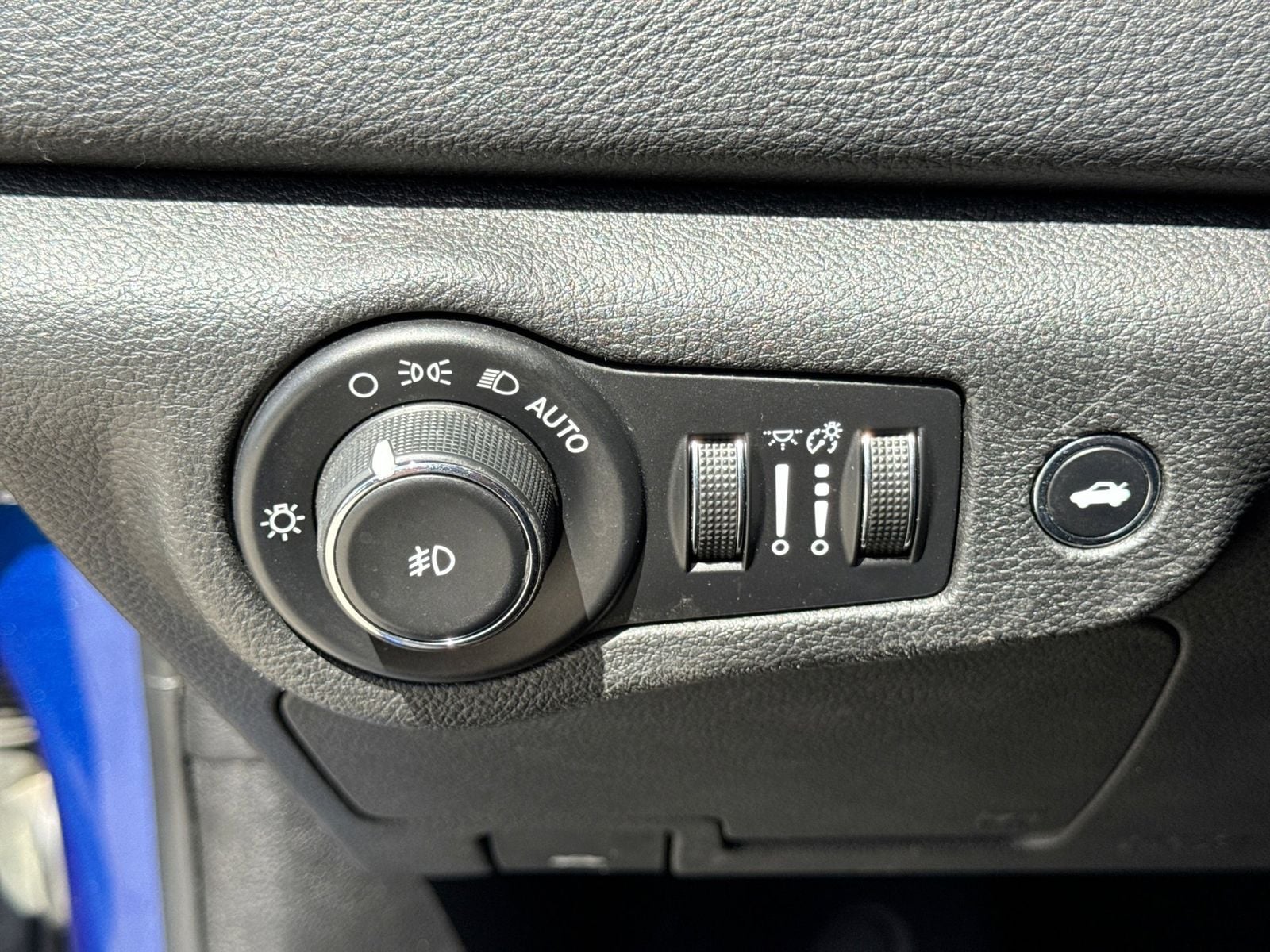 Thumbnail: 2016 Chrysler 200 - 27