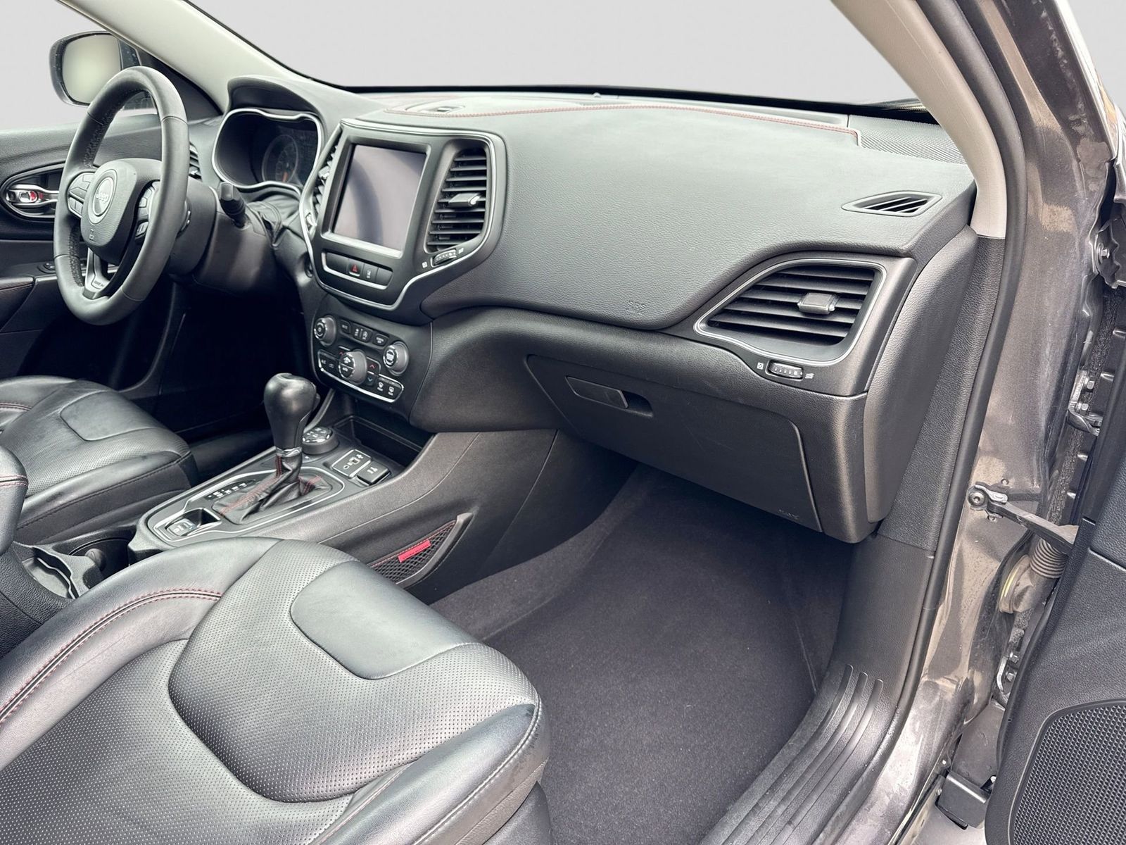 Thumbnail: 2022 Jeep Cherokee - 8