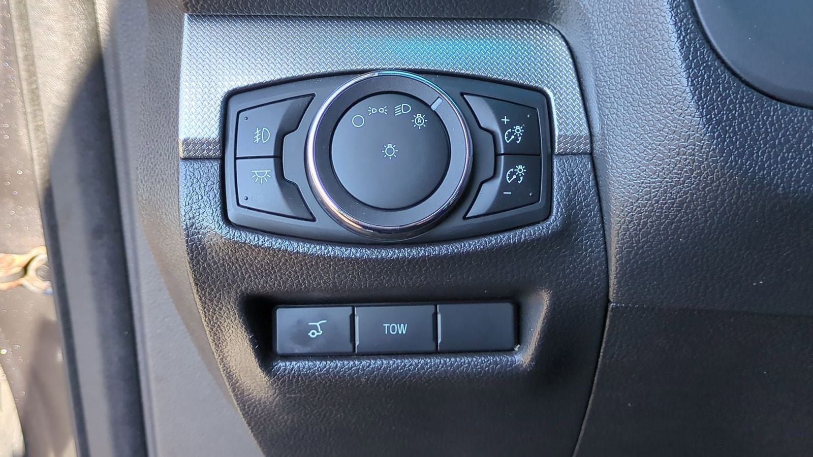 Thumbnail: 2015 Ford Explorer - 18