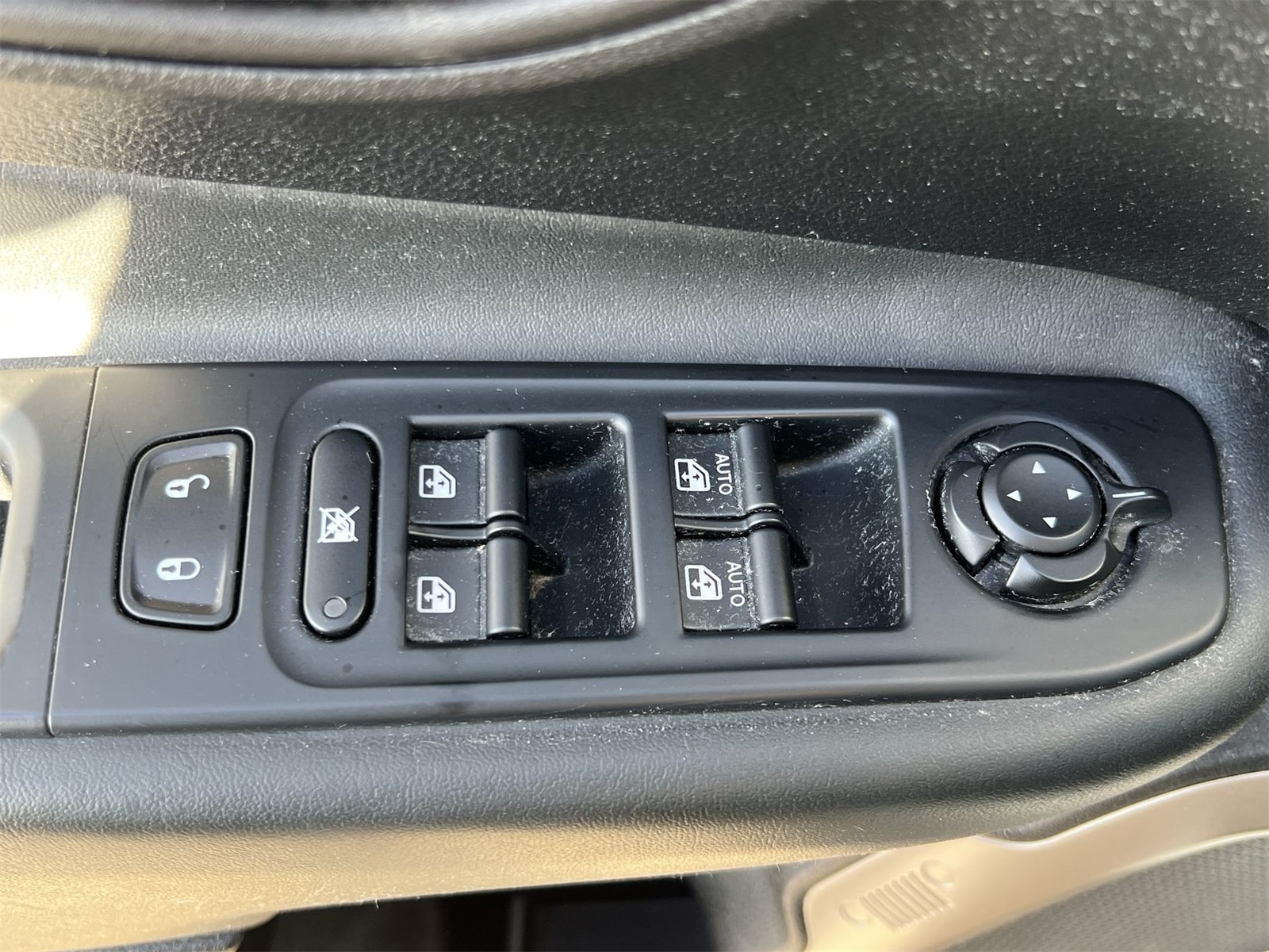 Thumbnail: 2015 Jeep Renegade - 17