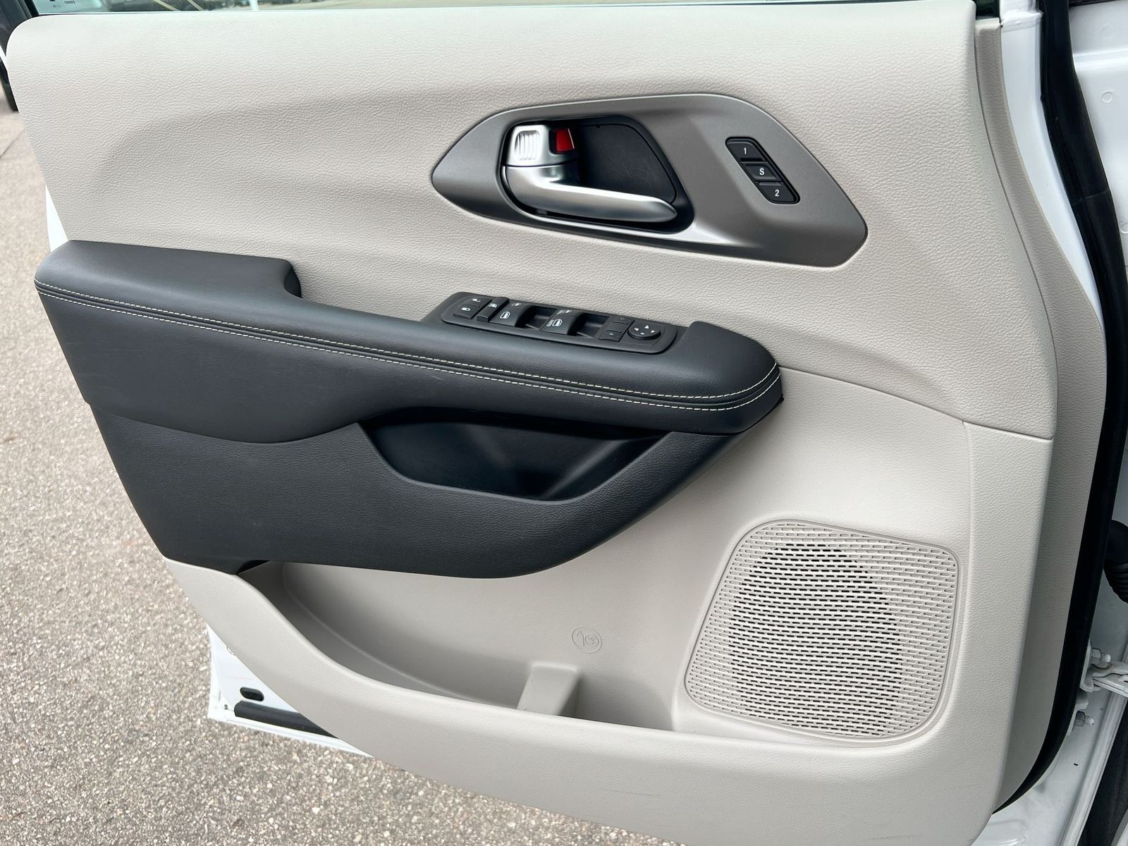 Thumbnail: 2023 Chrysler Pacifica - 30