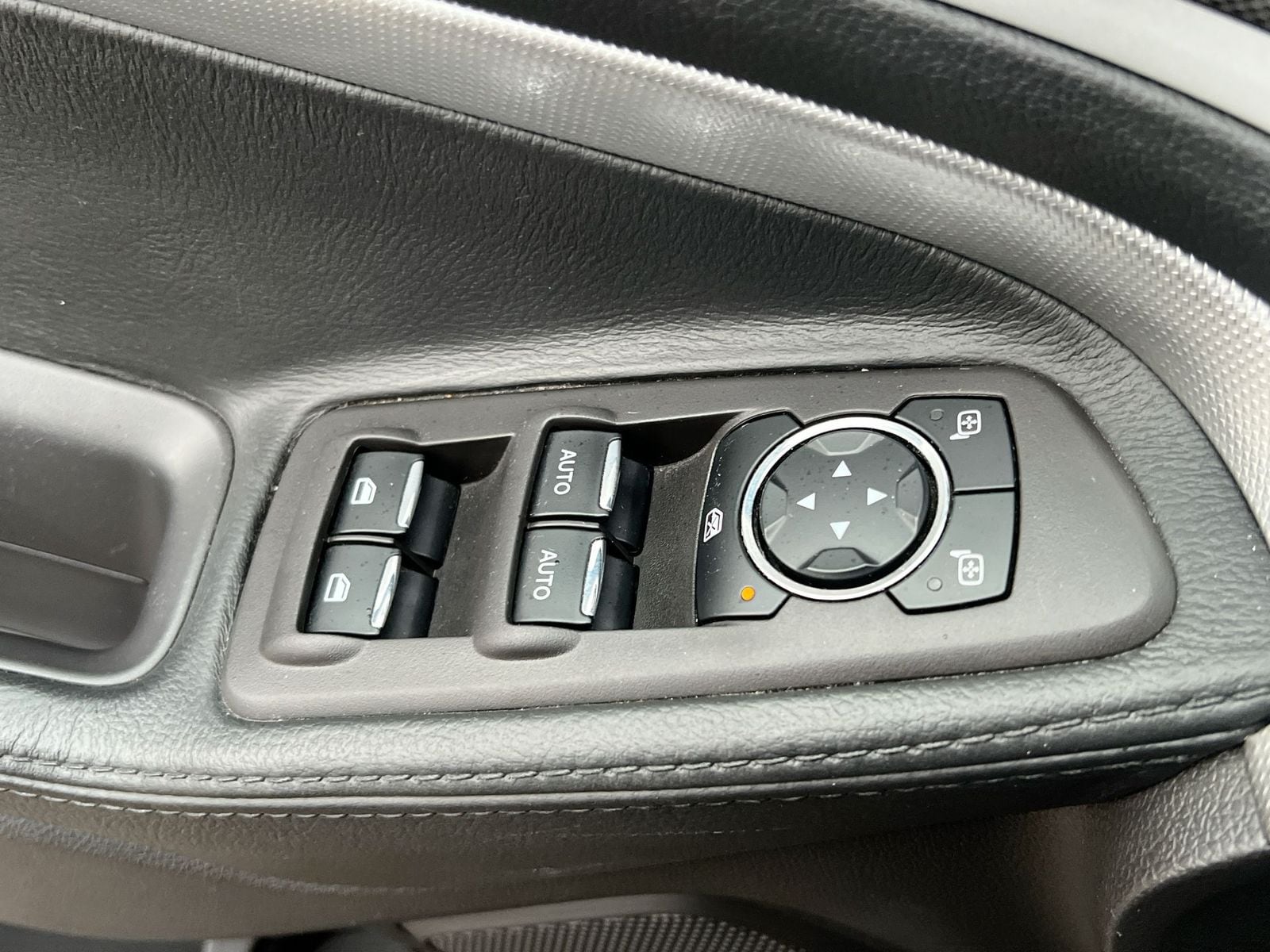 Thumbnail: 2015 Ford Explorer - 17