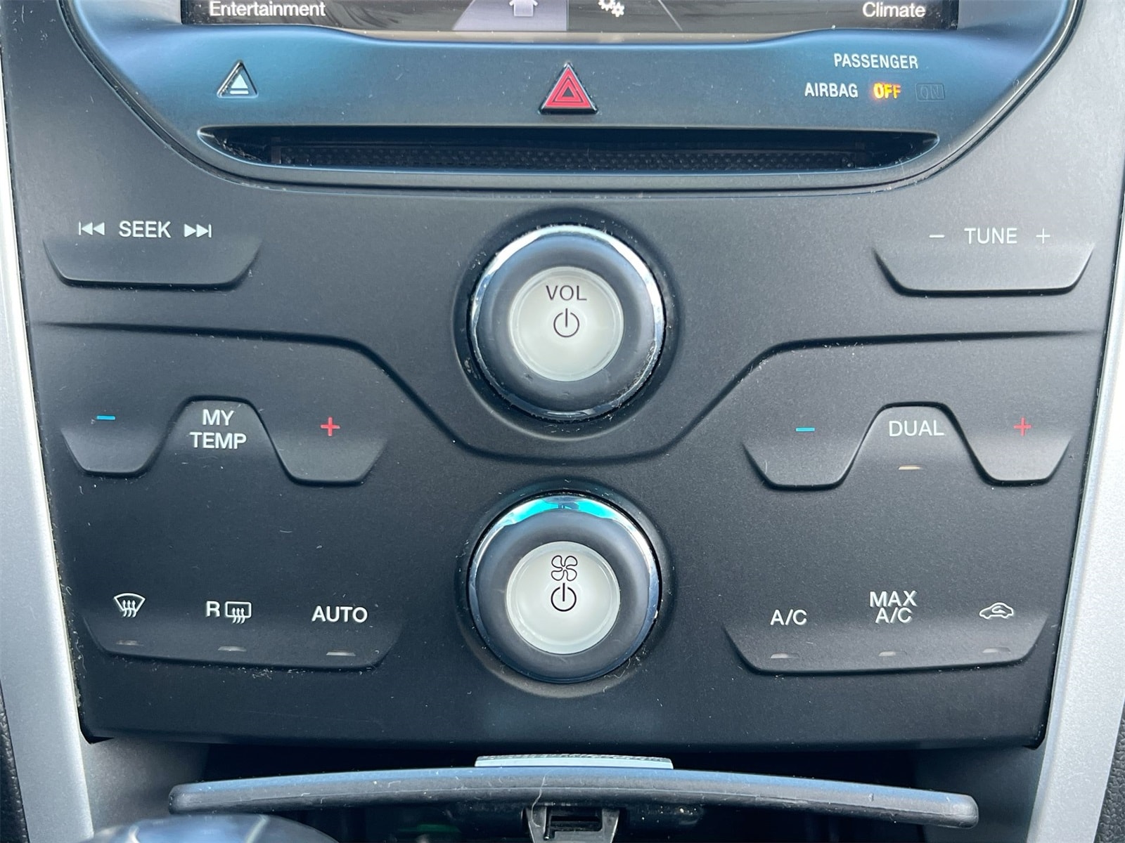 Thumbnail: 2015 Ford Explorer - 28