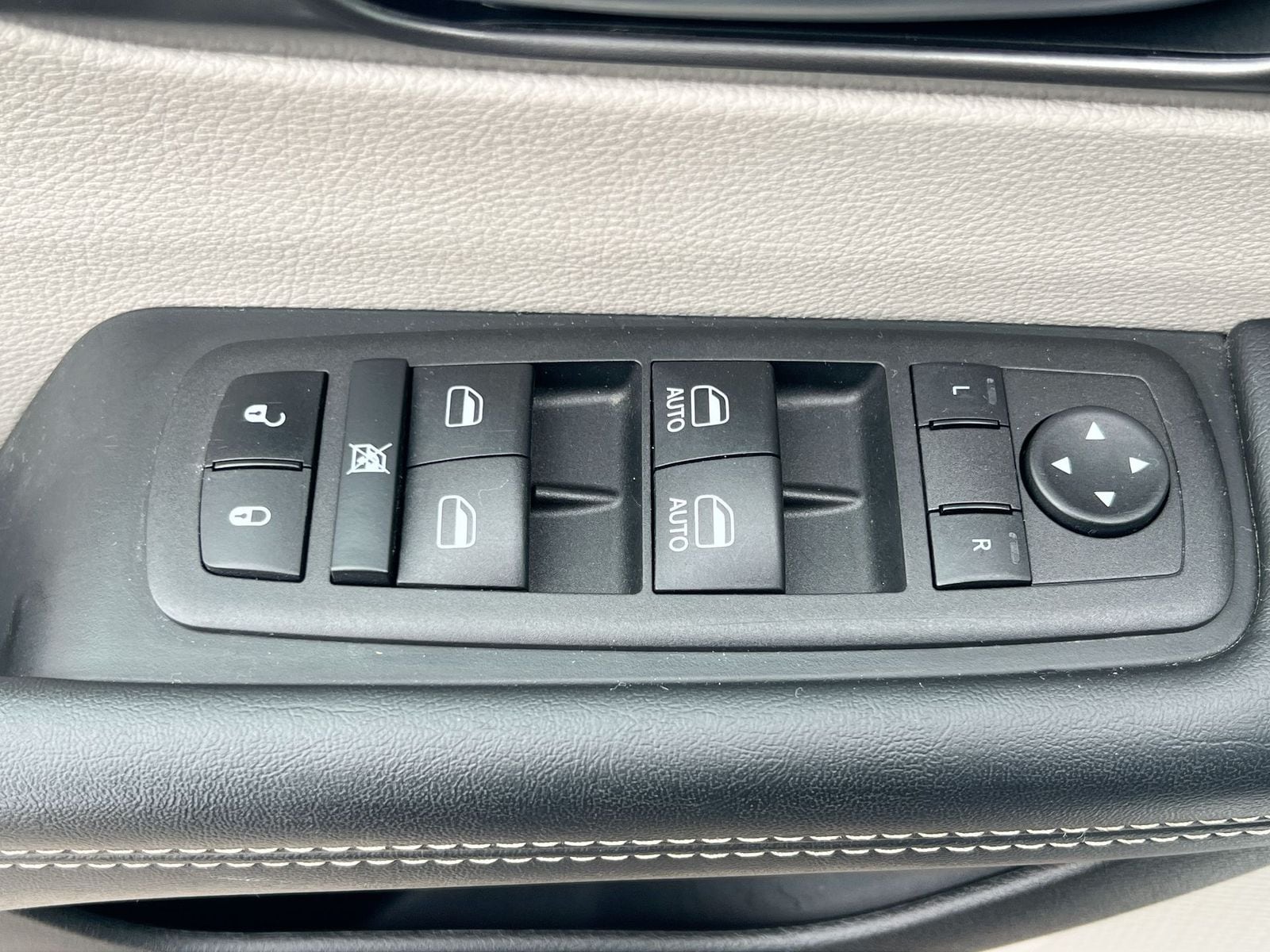 Thumbnail: 2023 Chrysler Pacifica - 17