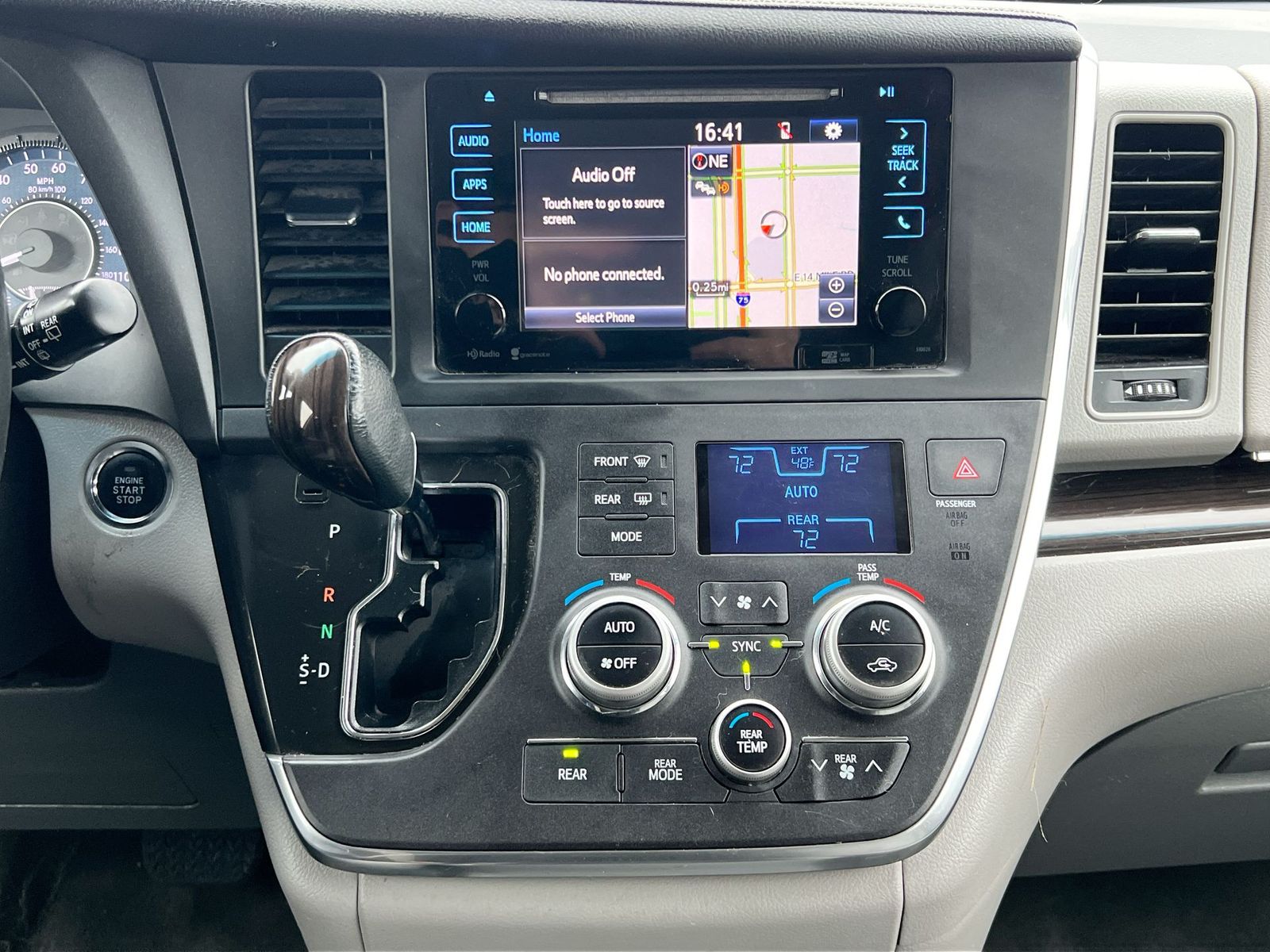 Thumbnail: 2015 Toyota Sienna - 27