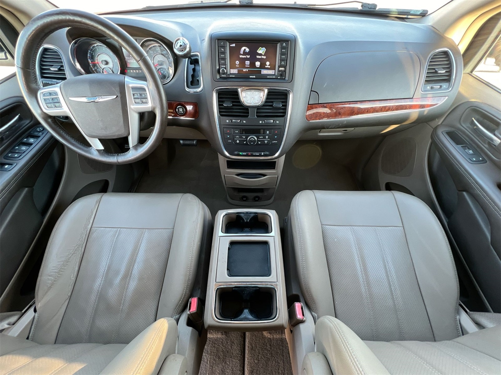 Thumbnail: 2015 Chrysler Town & Country - 15
