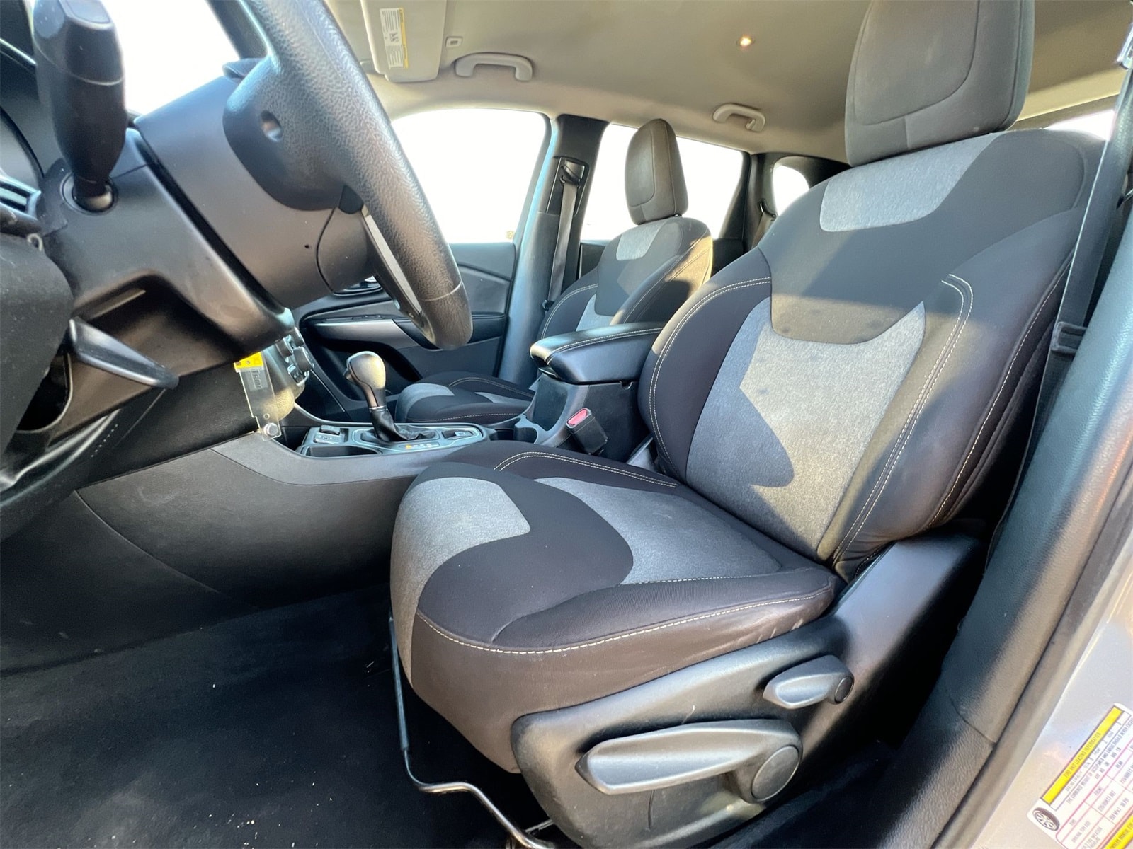 Thumbnail: 2019 Jeep Cherokee - 16