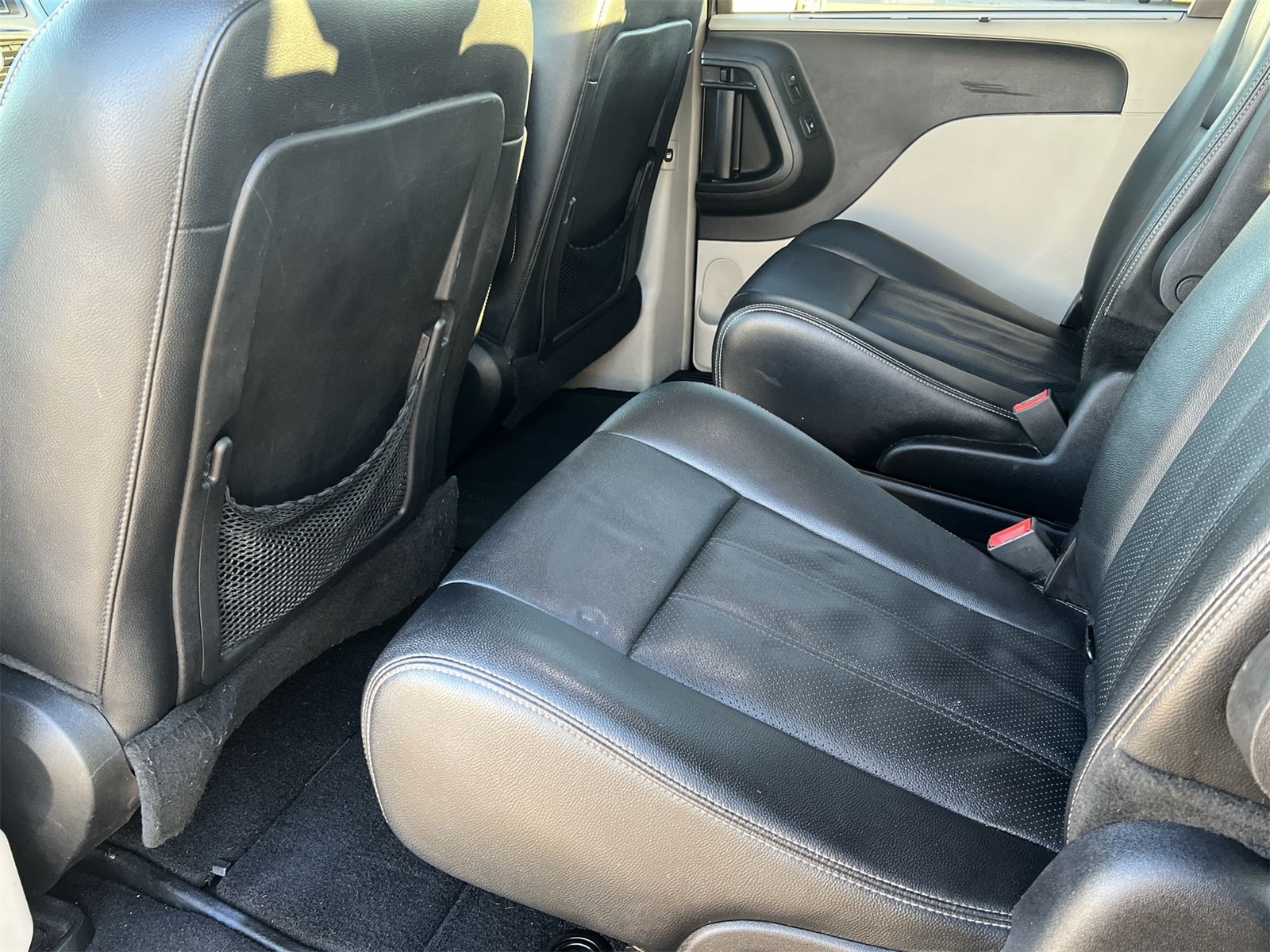 Thumbnail: 2015 Chrysler Town & Country - 17