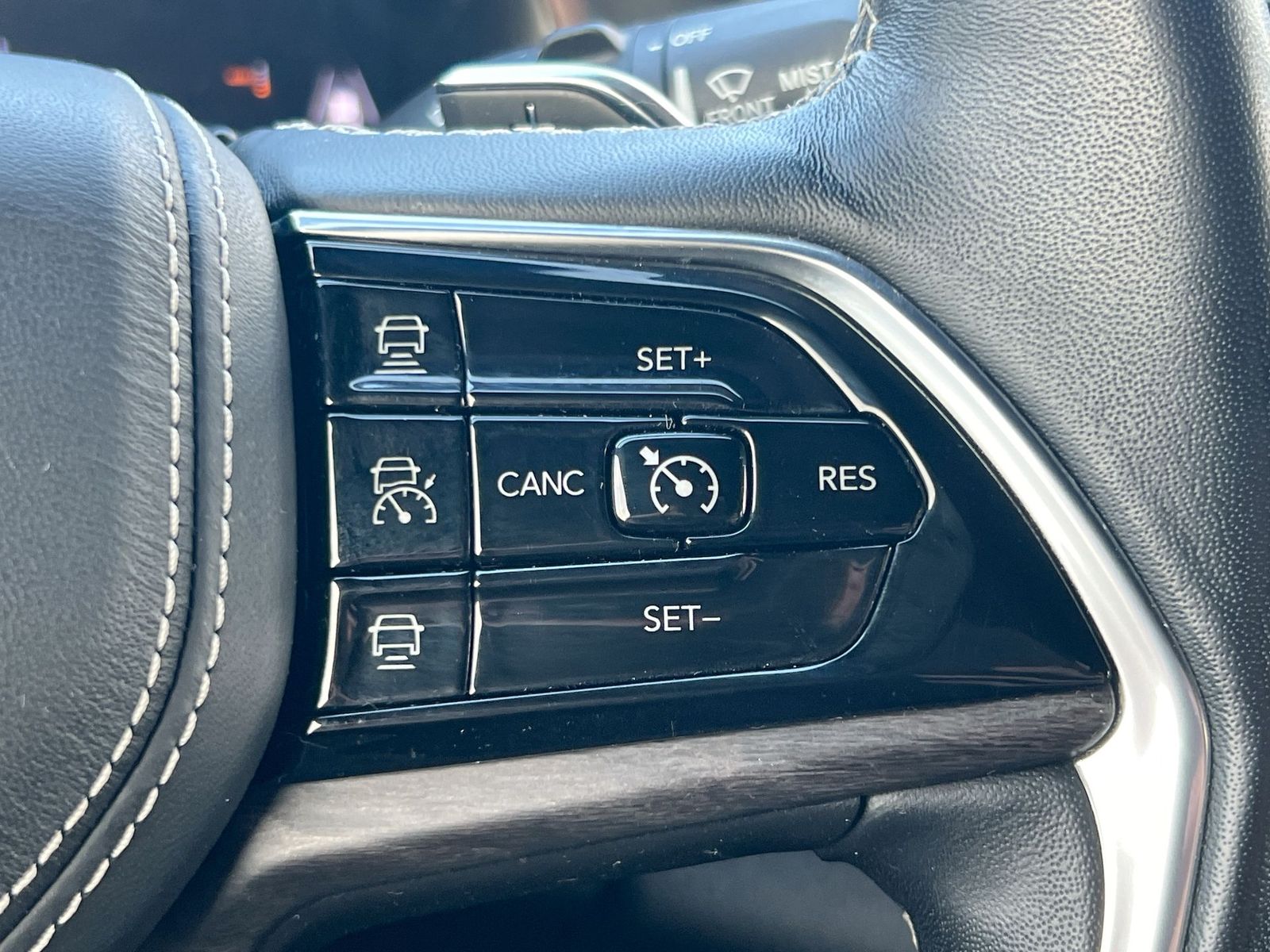 Thumbnail: 2022 Jeep Grand Cherokee - 24