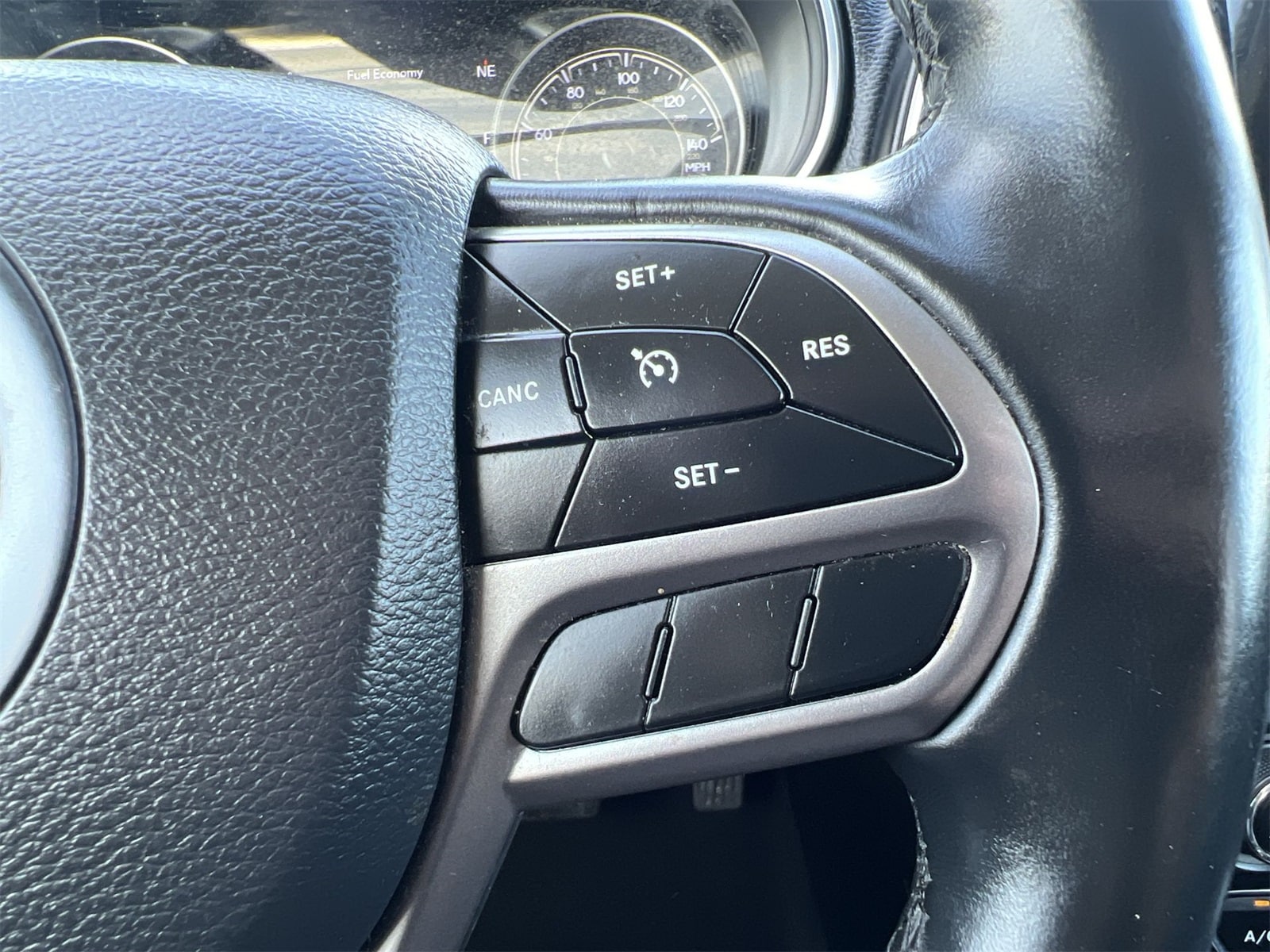 Thumbnail: 2019 Jeep Cherokee - 25