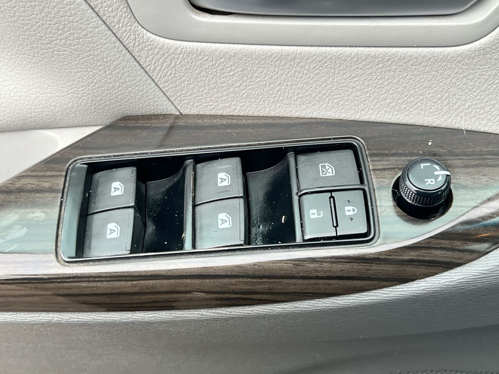 Thumbnail: 2015 Toyota Sienna - 17