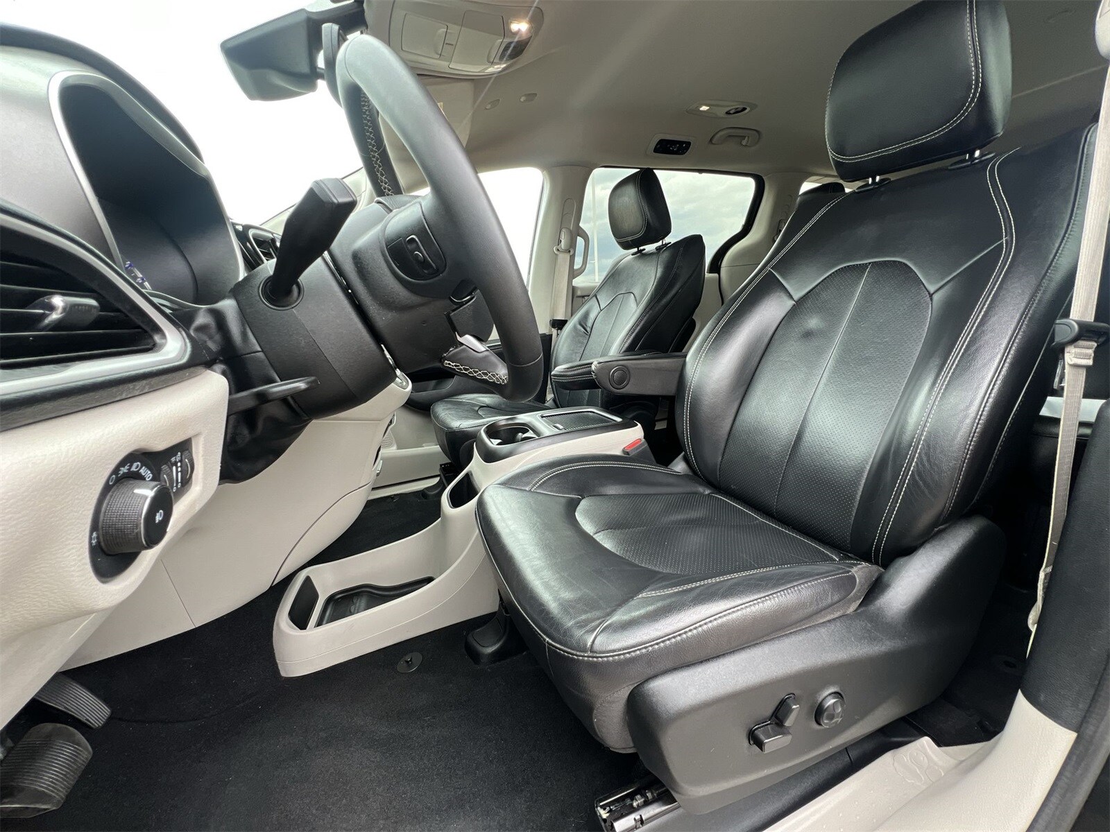 Thumbnail: 2022 Chrysler Pacifica - 17
