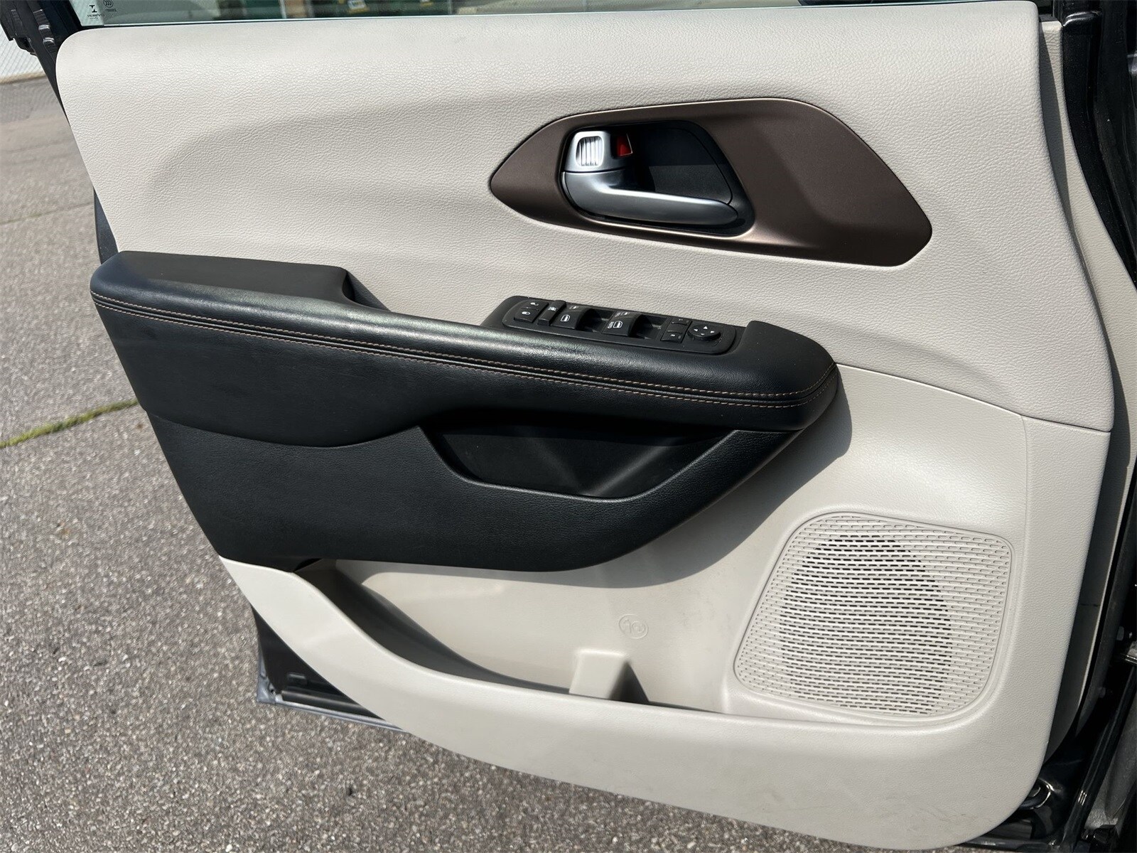 Thumbnail: 2018 Chrysler Pacifica - 30