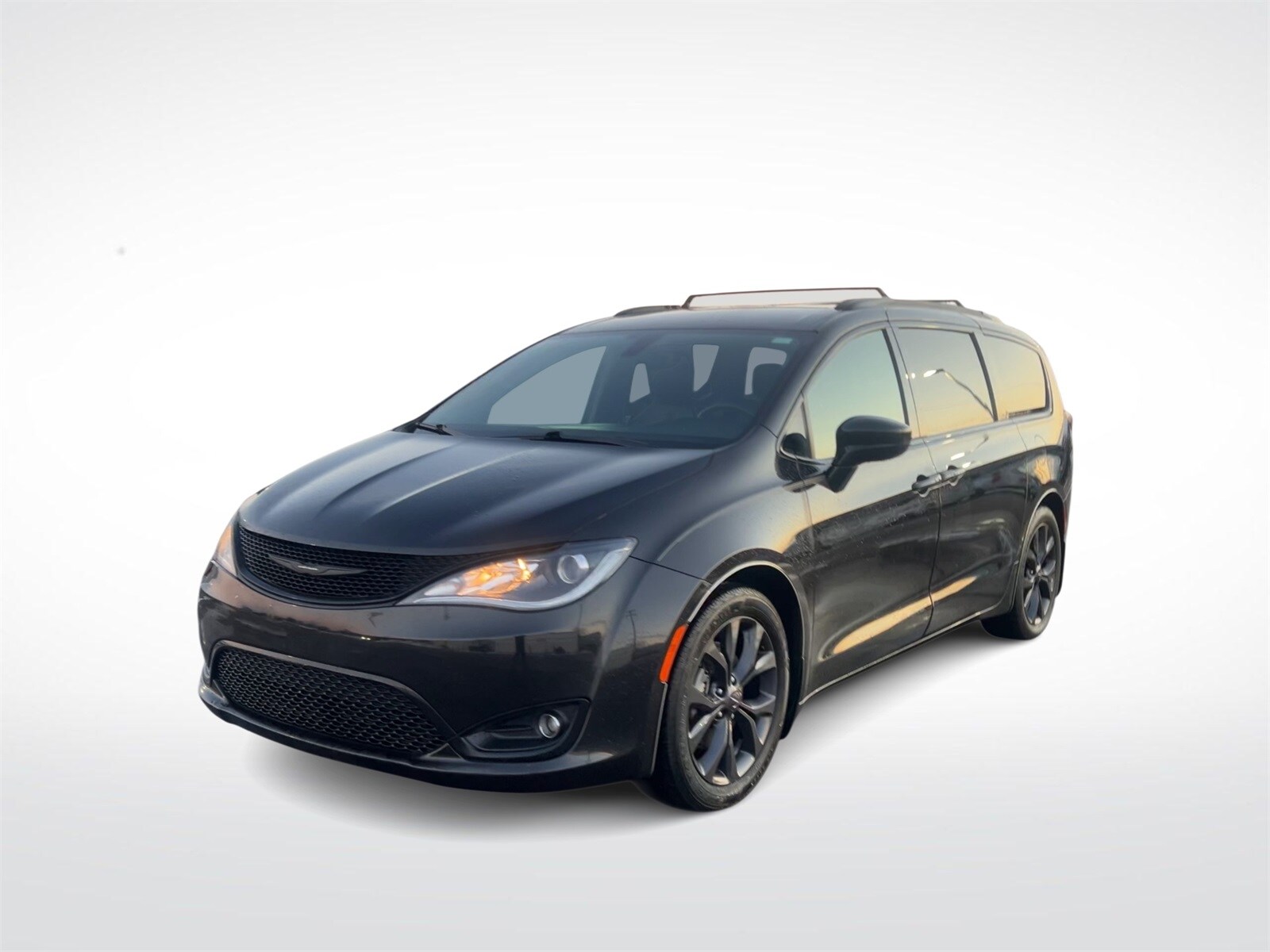 Thumbnail: 2018 Chrysler Pacifica - 4
