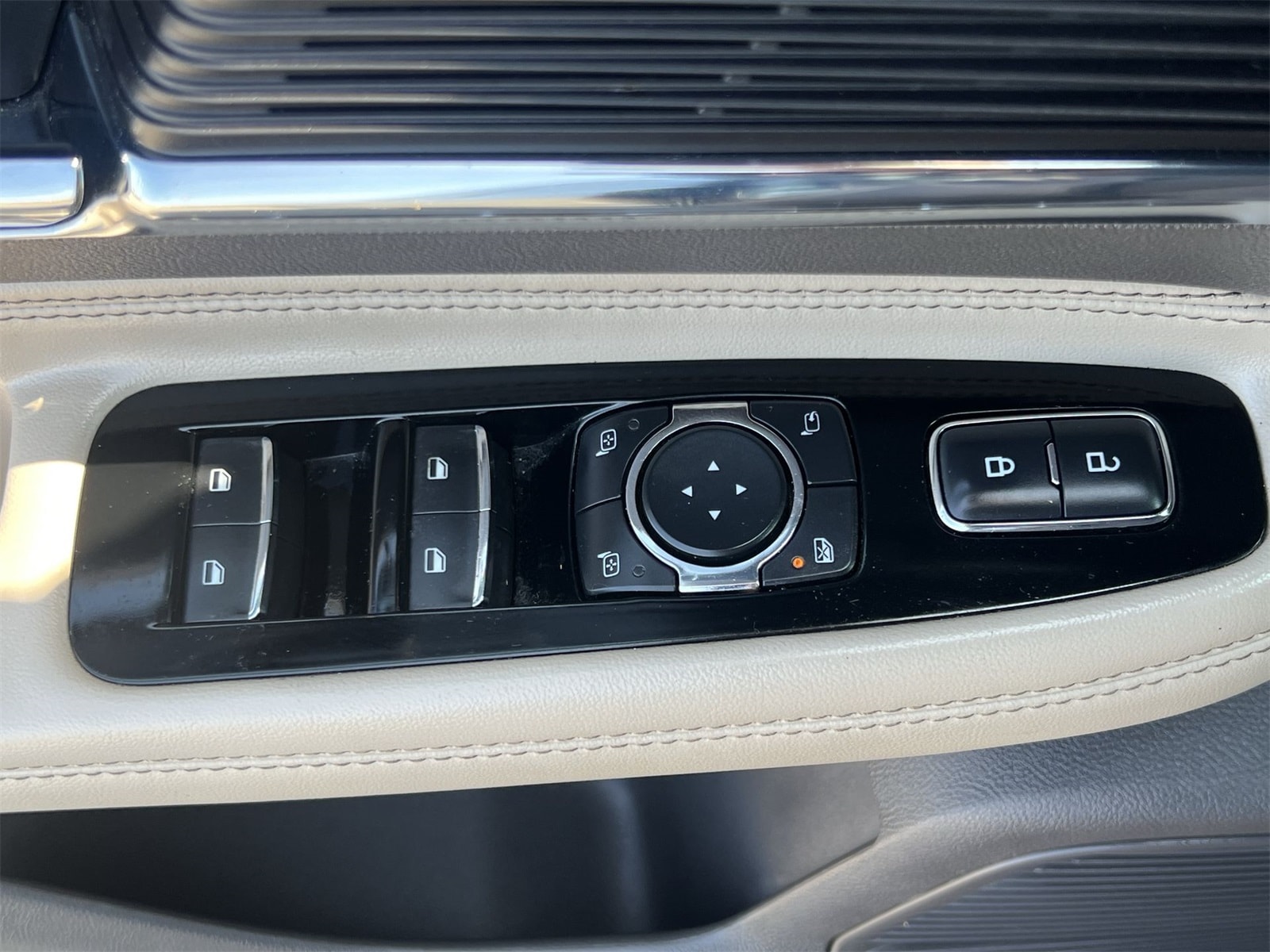 Thumbnail: 2022 Lincoln Corsair - 18