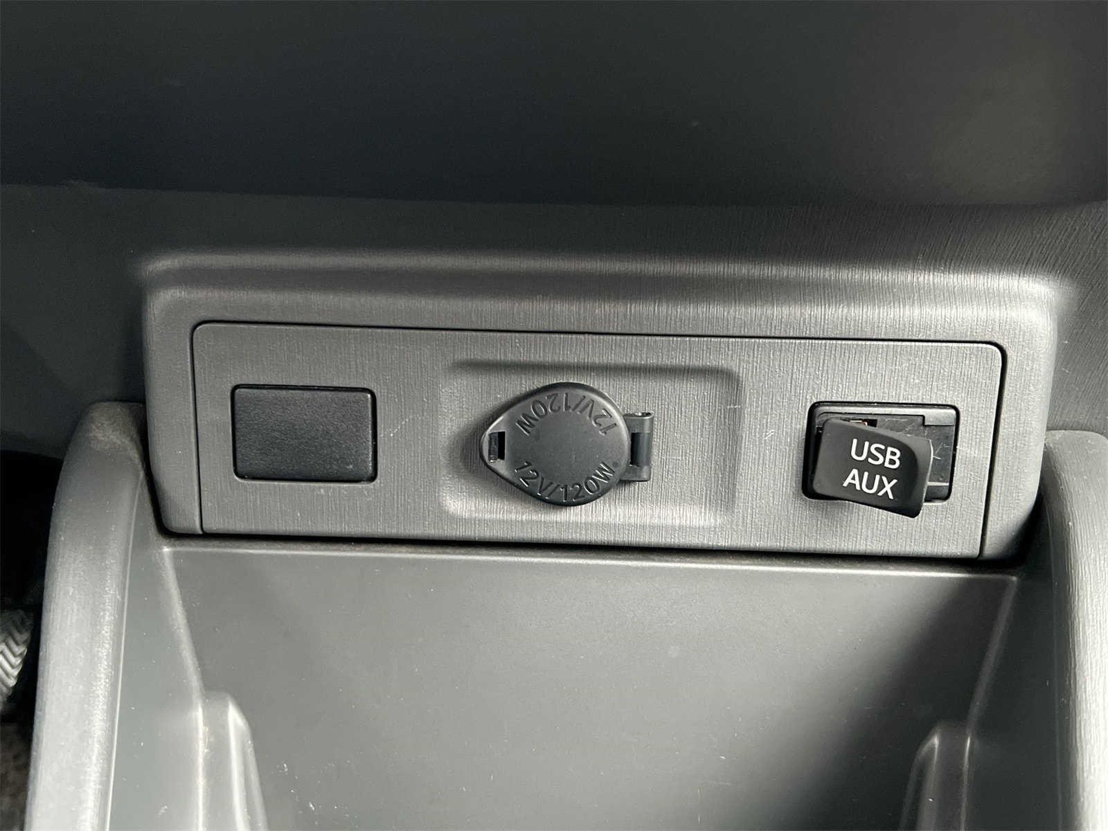 Thumbnail: 2014 Toyota Prius v - 31