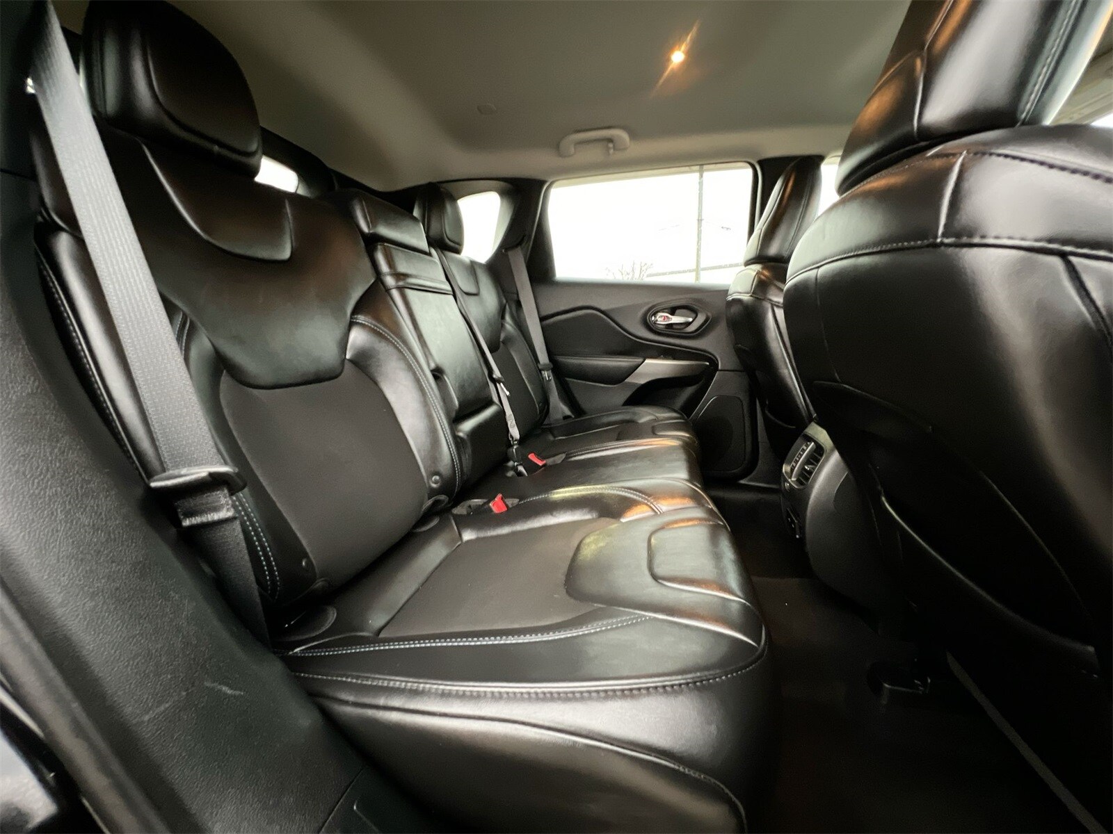 Thumbnail: 2019 Jeep Cherokee - 21