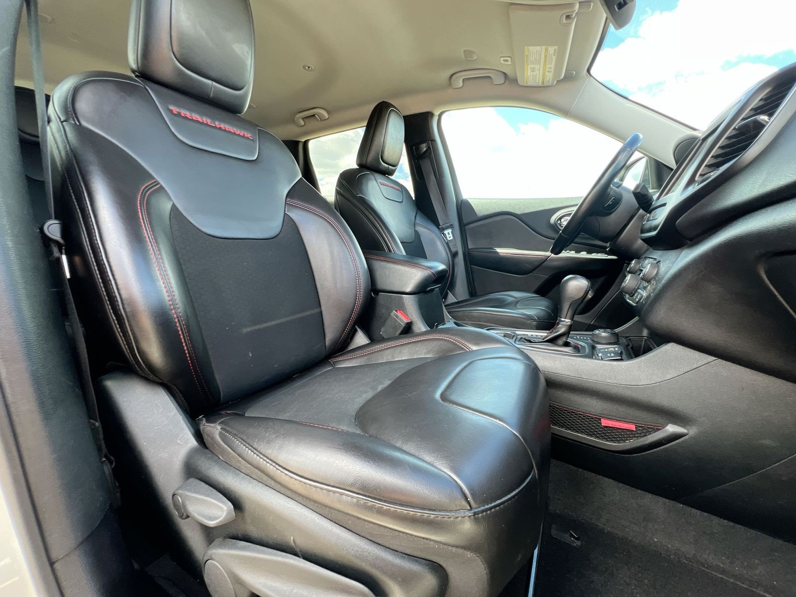 Thumbnail: 2019 Jeep Cherokee - 21