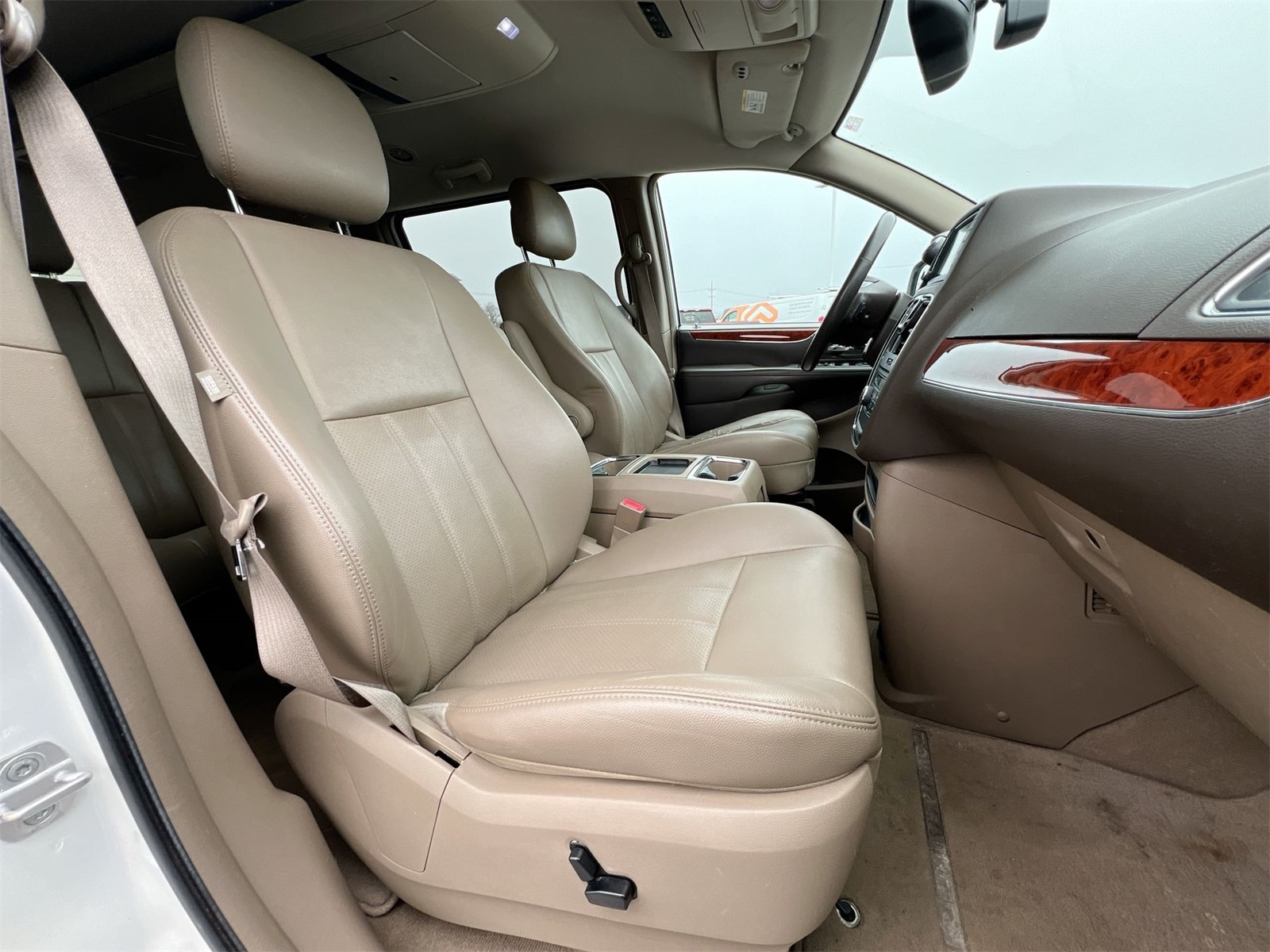 Thumbnail: 2013 Chrysler Town & Country - 21