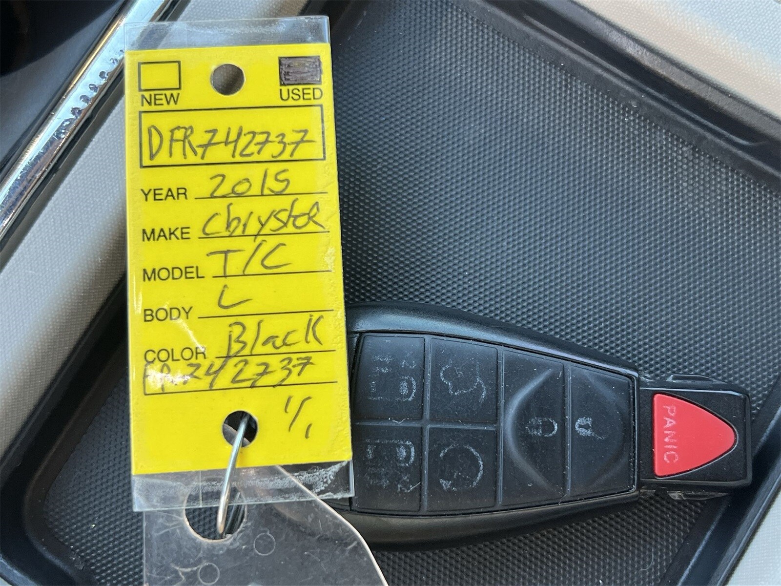 Thumbnail: 2015 Chrysler Town & Country - 33