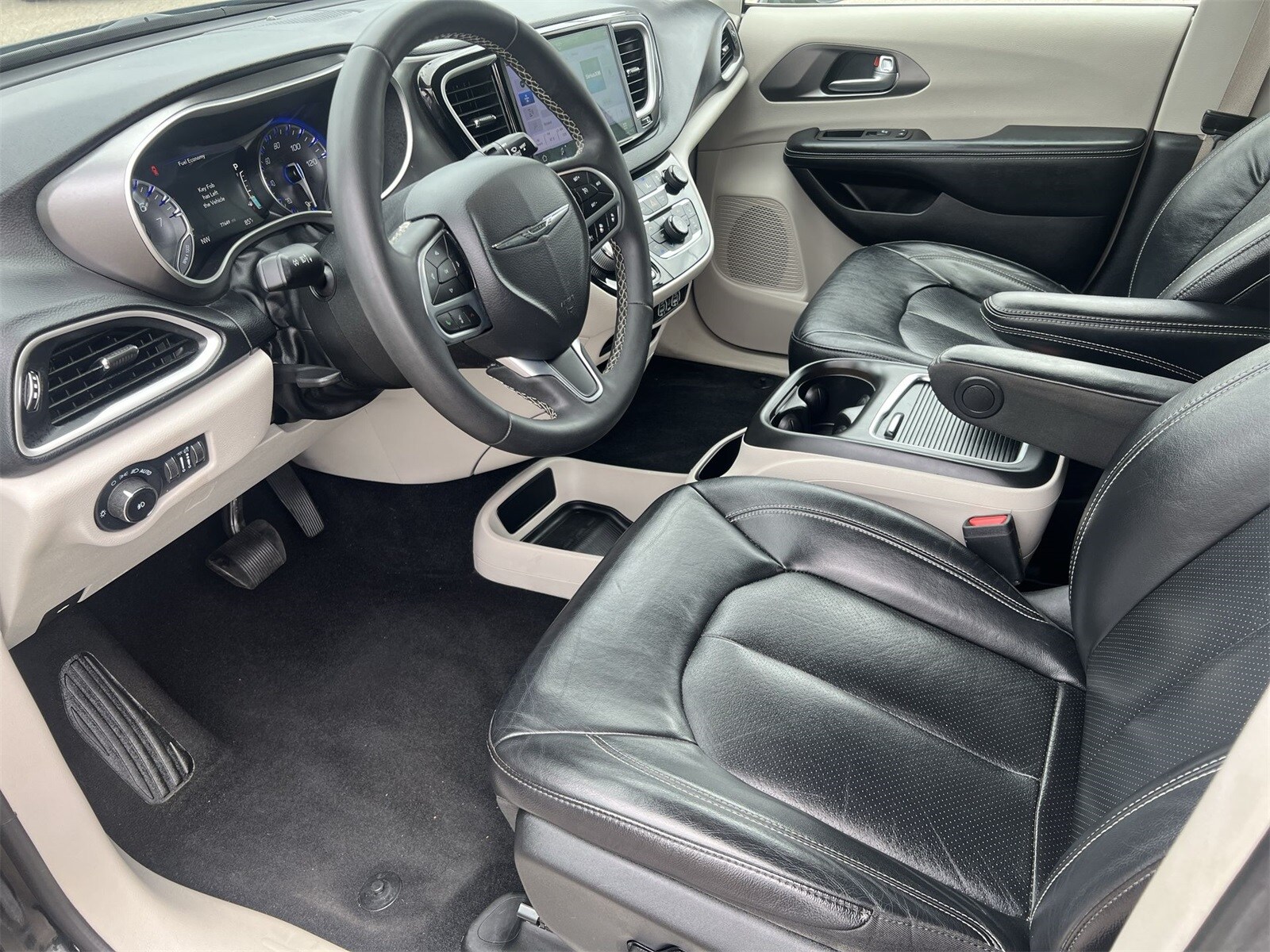 Thumbnail: 2022 Chrysler Pacifica - 10