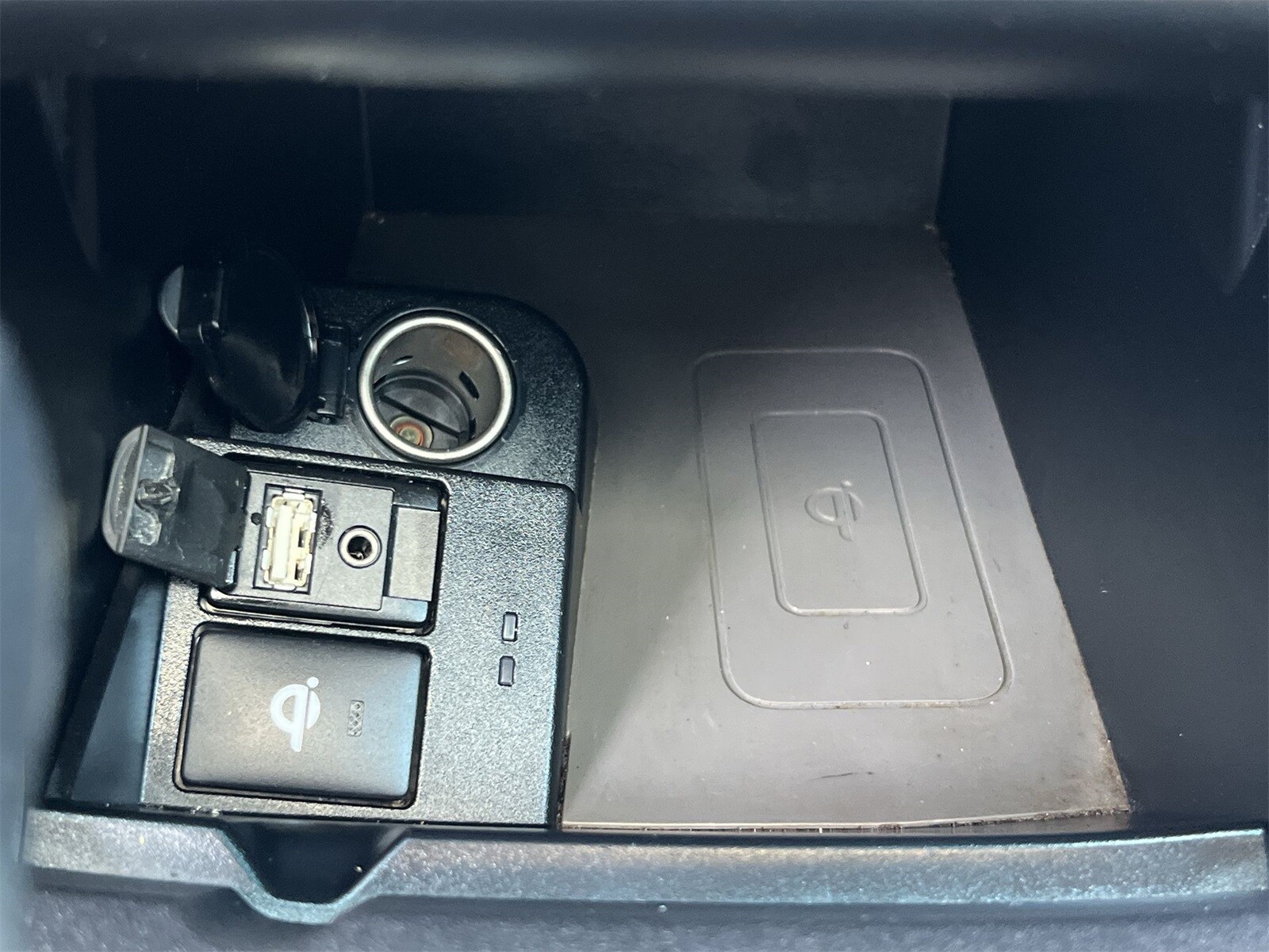 2016 Toyota Camry XLE 33