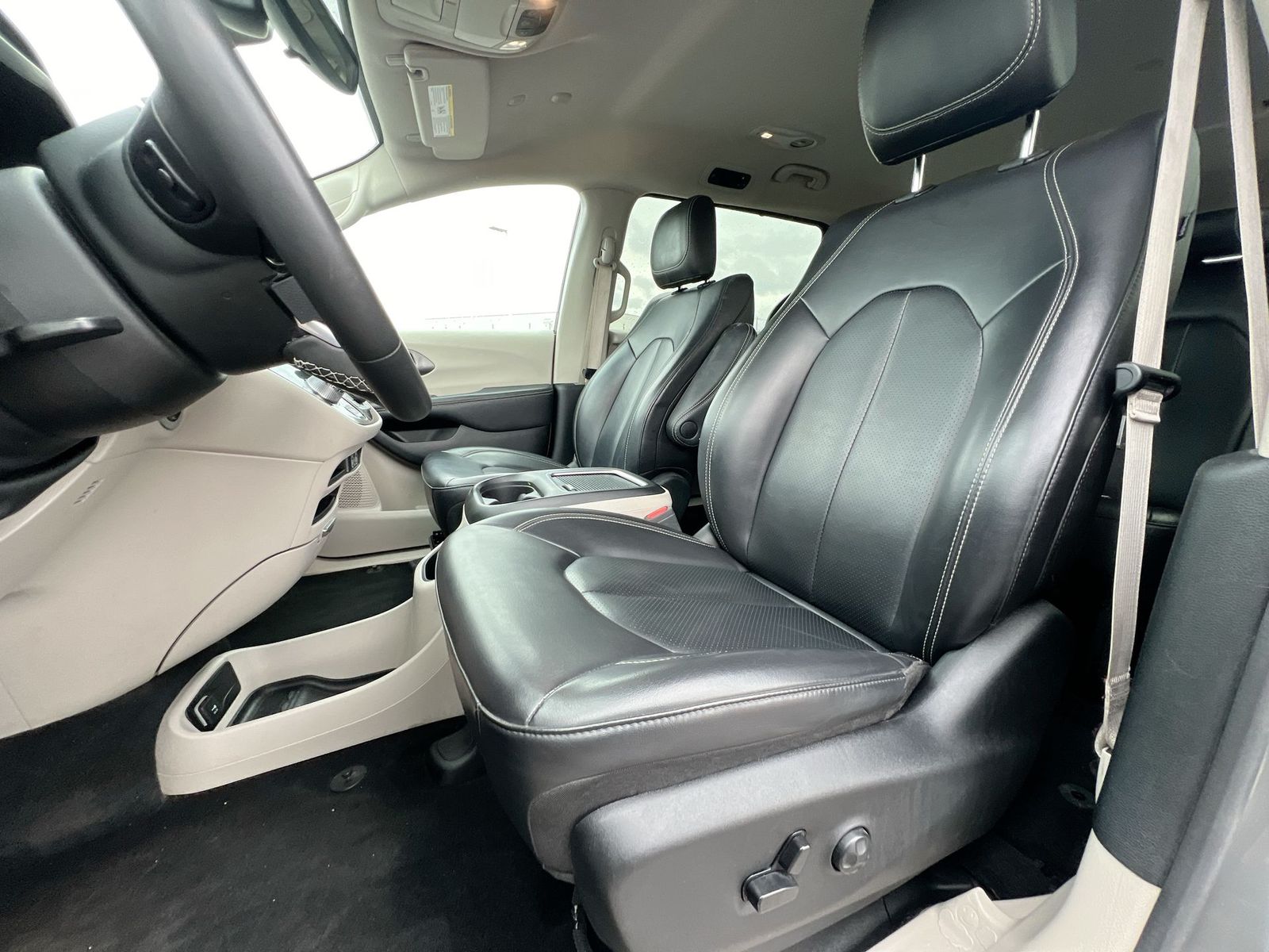 Thumbnail: 2023 Chrysler Pacifica - 16