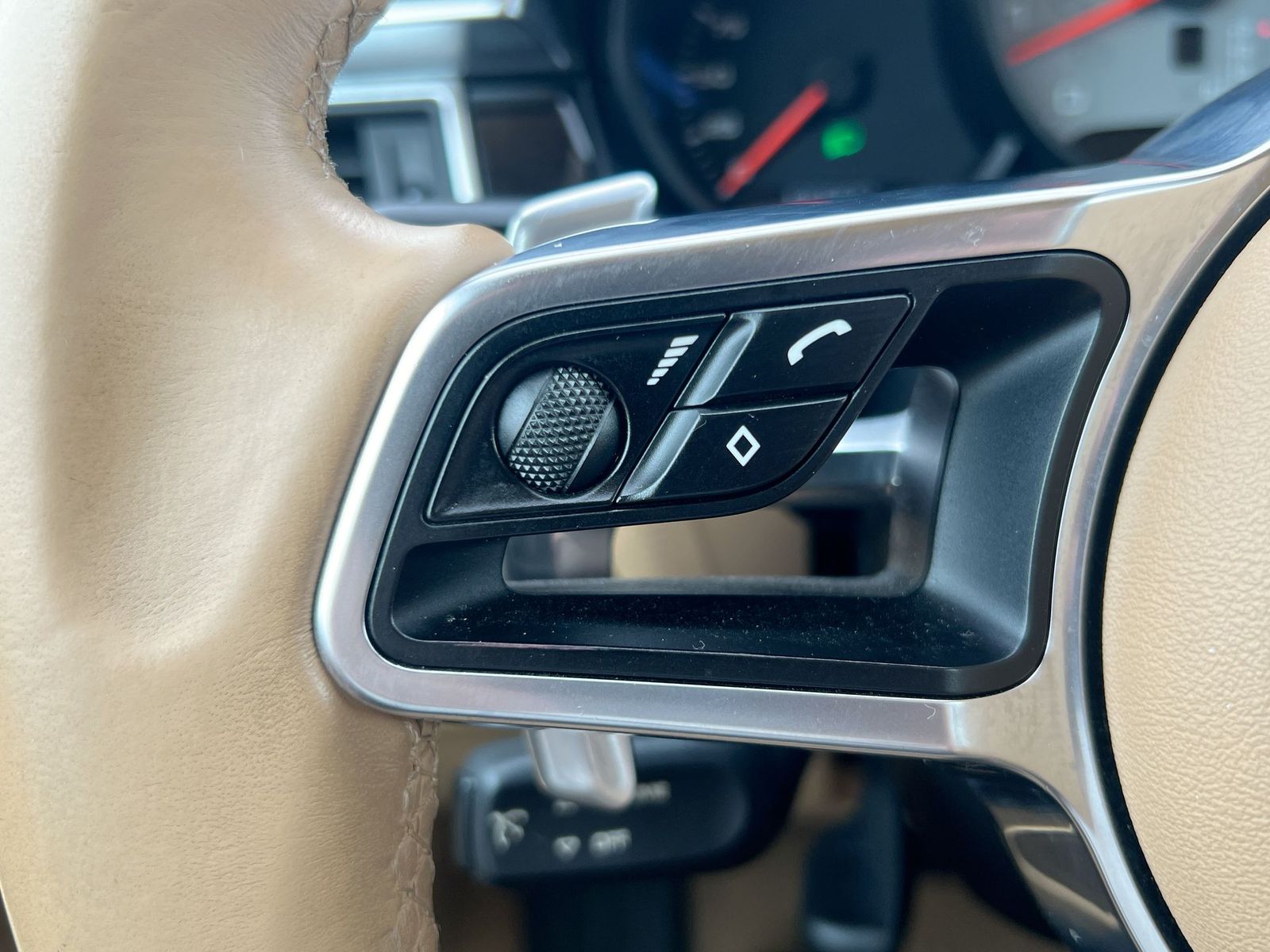 Thumbnail: 2015 Porsche Macan - 23