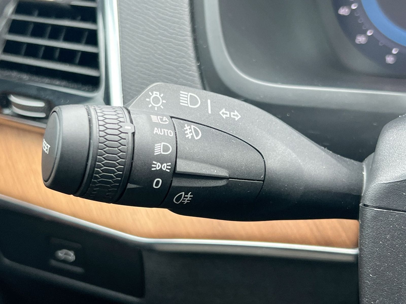 Thumbnail: 2023 Volvo XC90 - 25