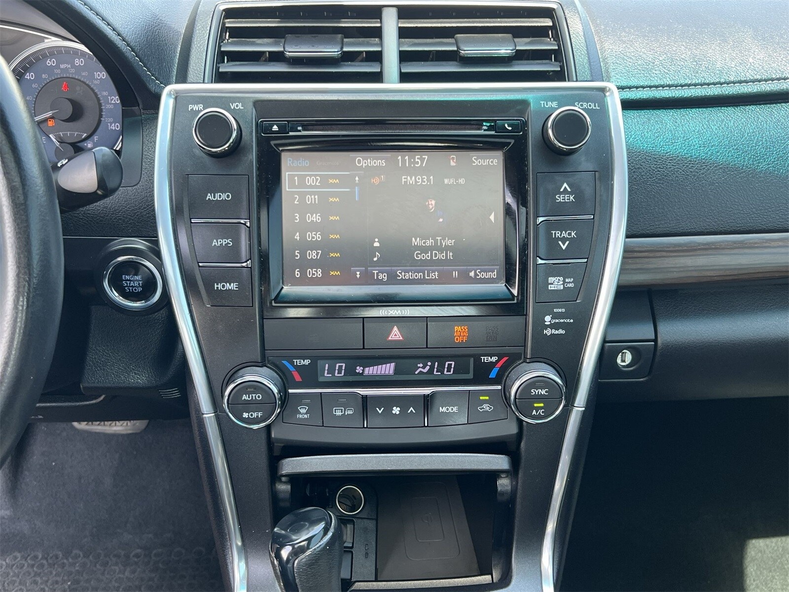 2016 Toyota Camry XLE 30