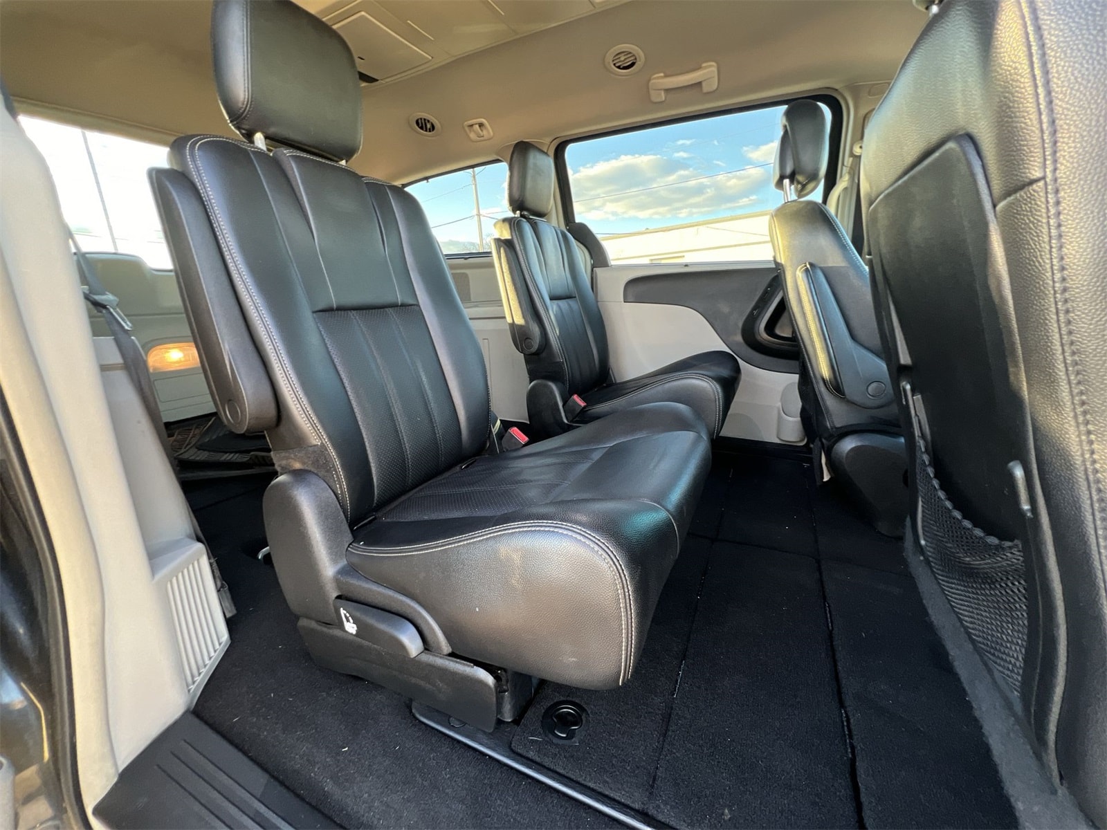 Thumbnail: 2015 Chrysler Town & Country - 19