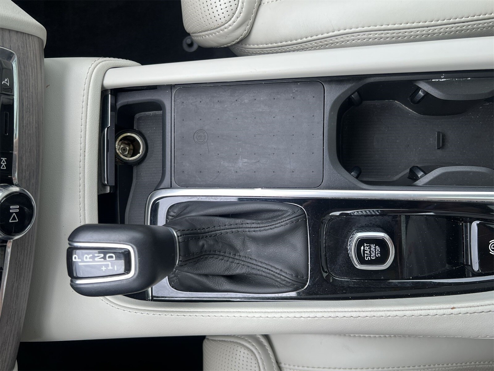 Thumbnail: 2022 Volvo XC90 - 32