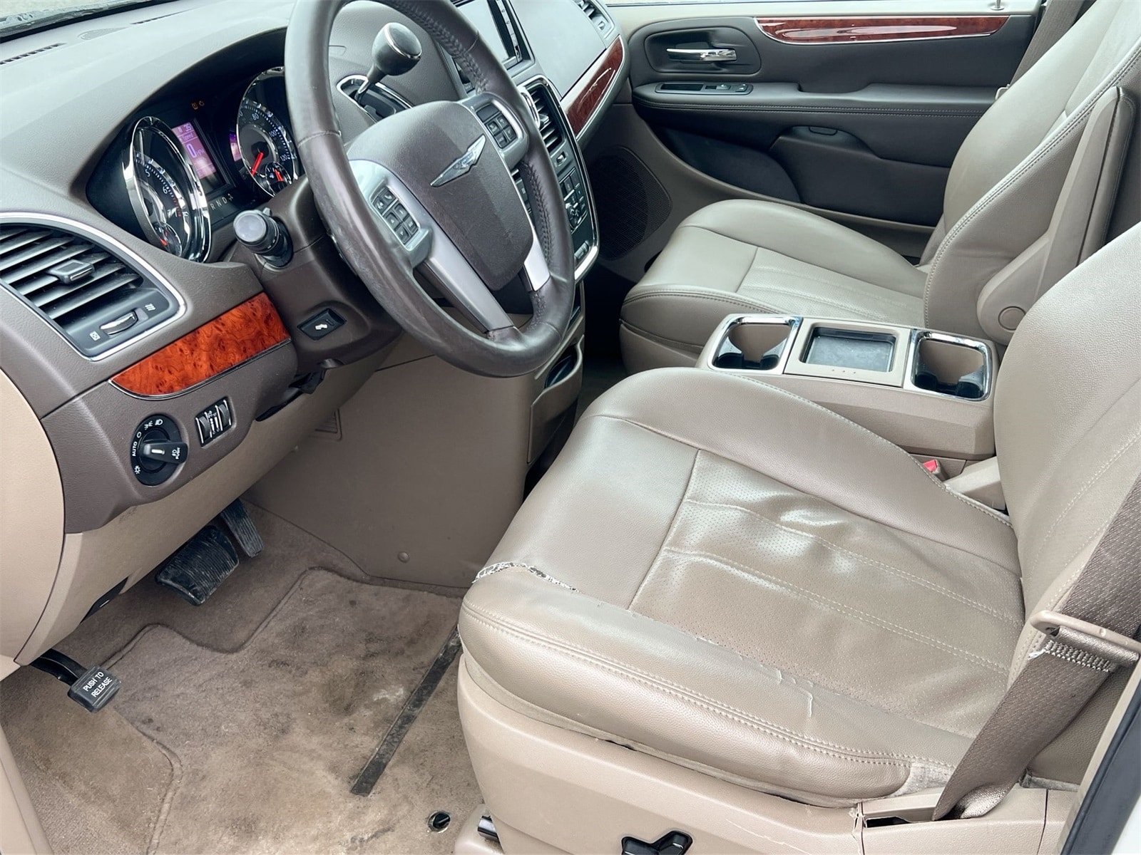 Thumbnail: 2013 Chrysler Town & Country - 10