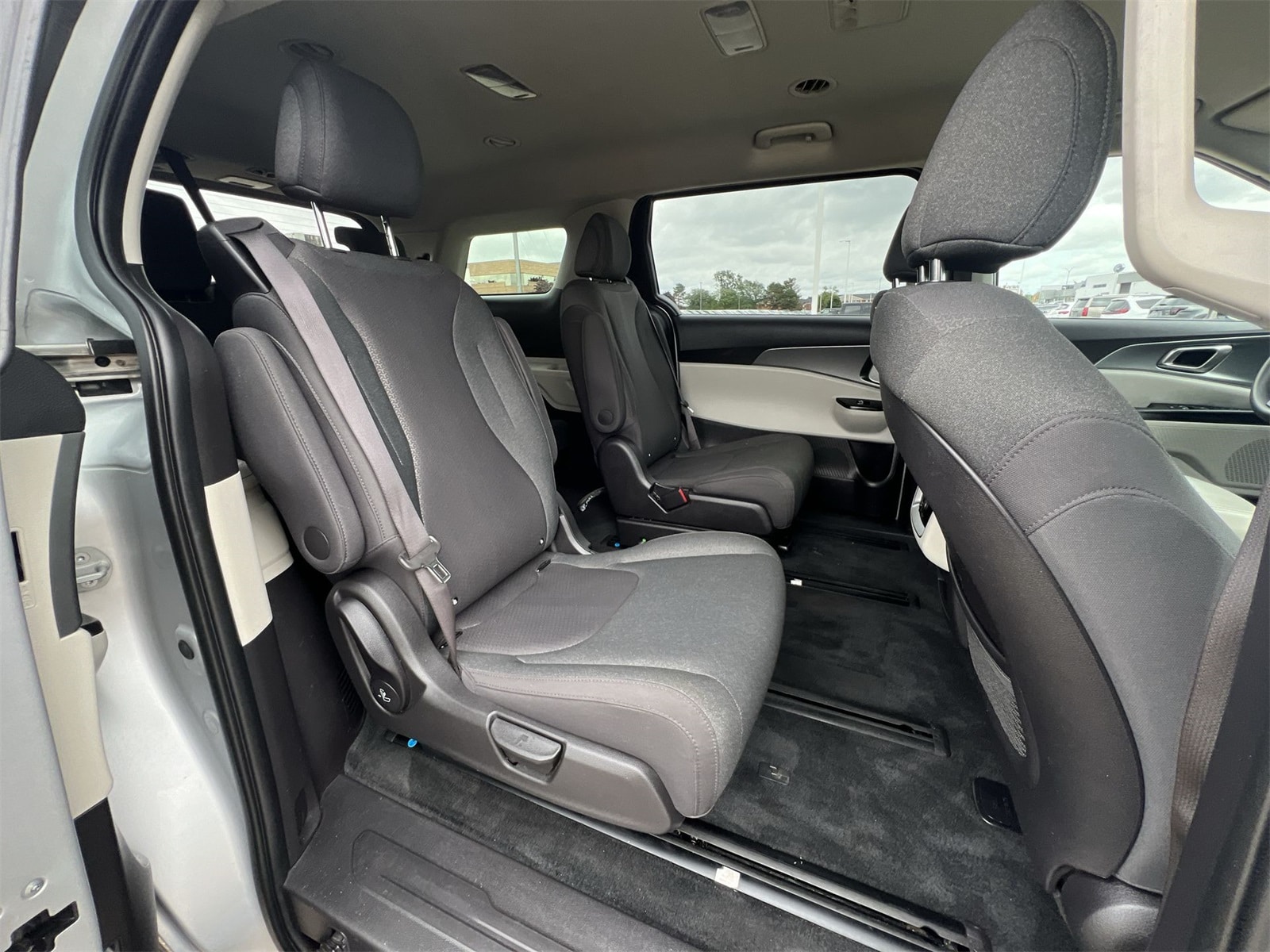 Thumbnail: 2023 Kia Carnival - 21