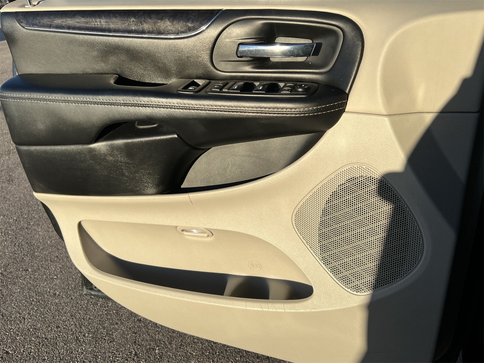 Thumbnail: 2015 Chrysler Town & Country - 27