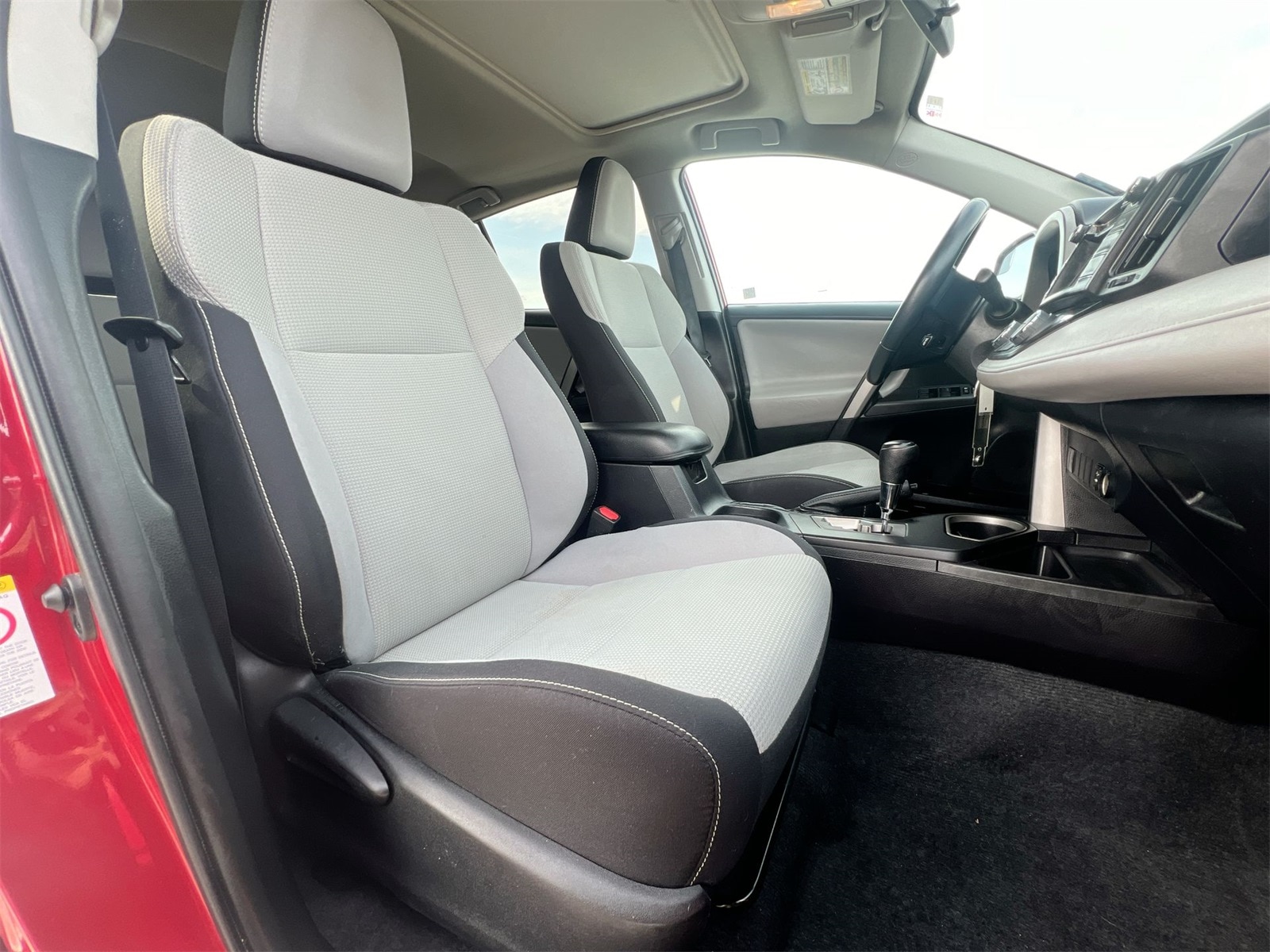 Thumbnail: 2017 Toyota RAV4 - 21