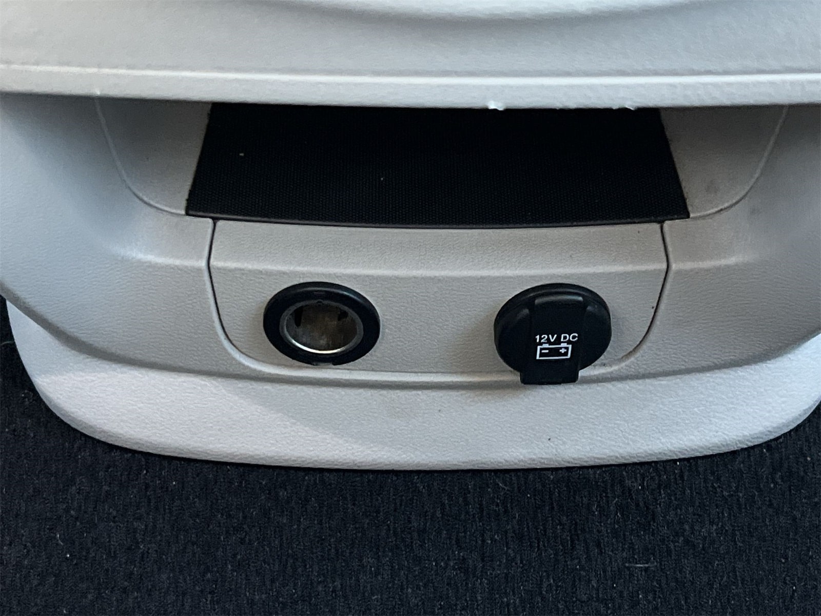 Thumbnail: 2015 Chrysler Town & Country - 28