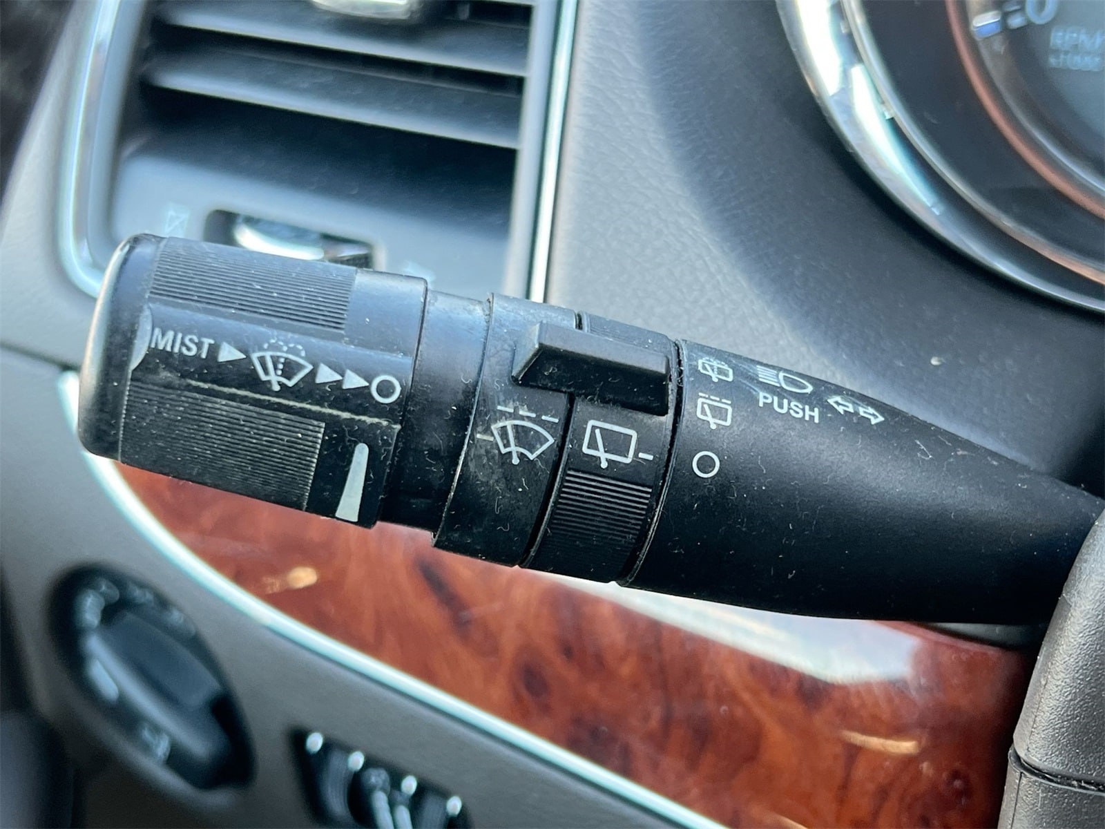 Thumbnail: 2015 Chrysler Town & Country - 25