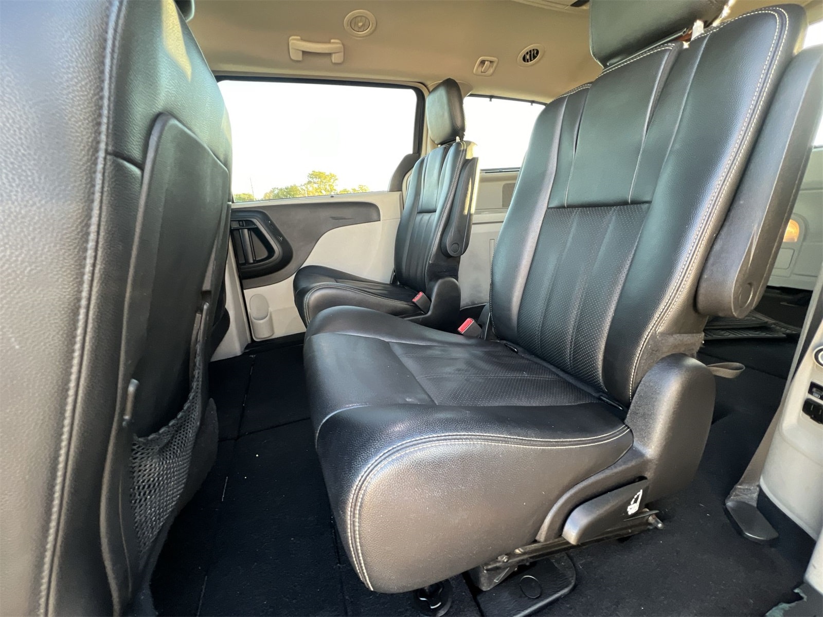 Thumbnail: 2015 Chrysler Town & Country - 18